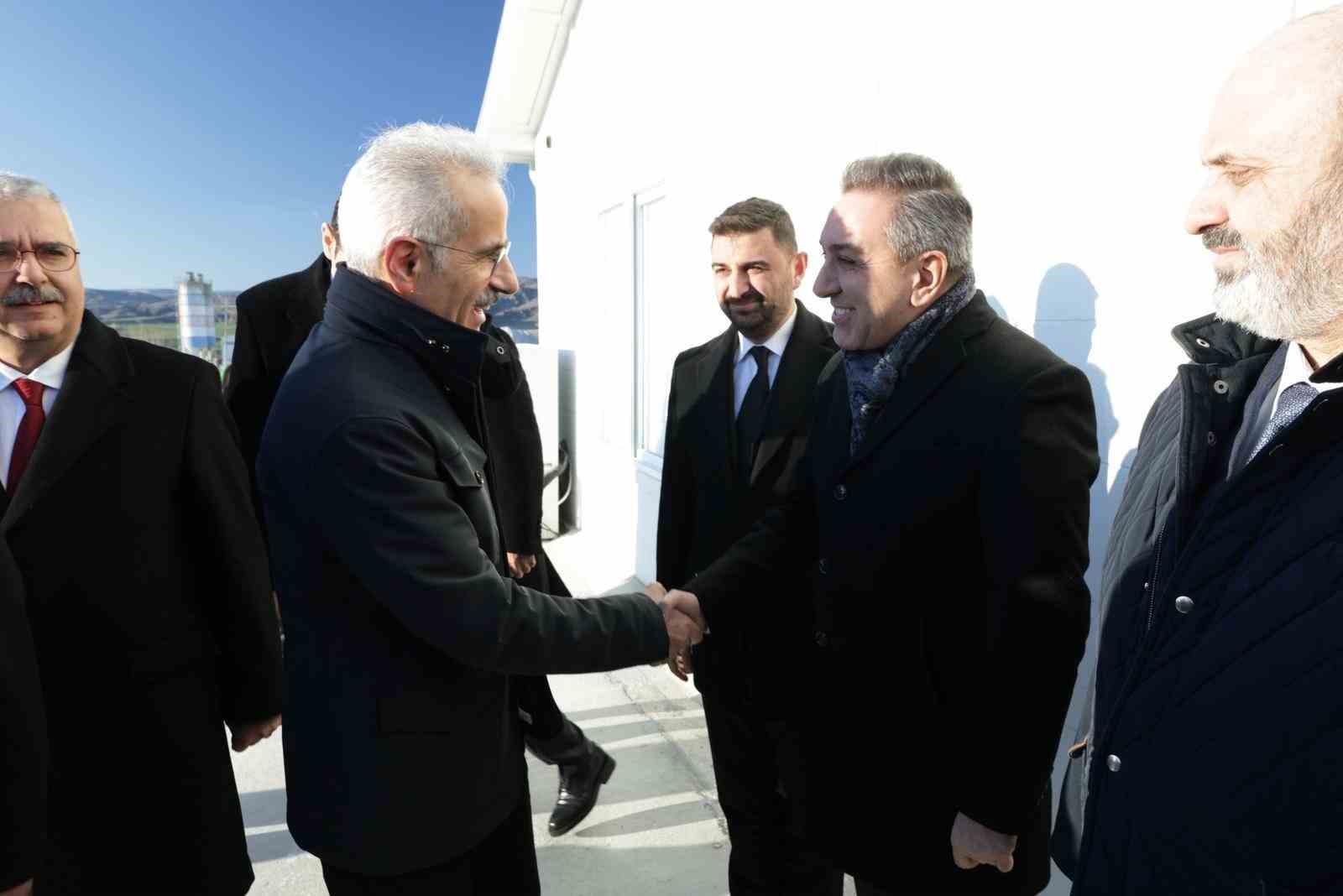 Bakan Uraloğlu: "Delice-Çorum Hızlı Tren Hattı’nda fiziki ilerleme yüzde 25’e yaklaştı"
Bakan Uraloğlu: "Delice-Çorum Hızlı Tren Hattı’nda fiziki ilerleme yüzde 25’e yaklaştı"