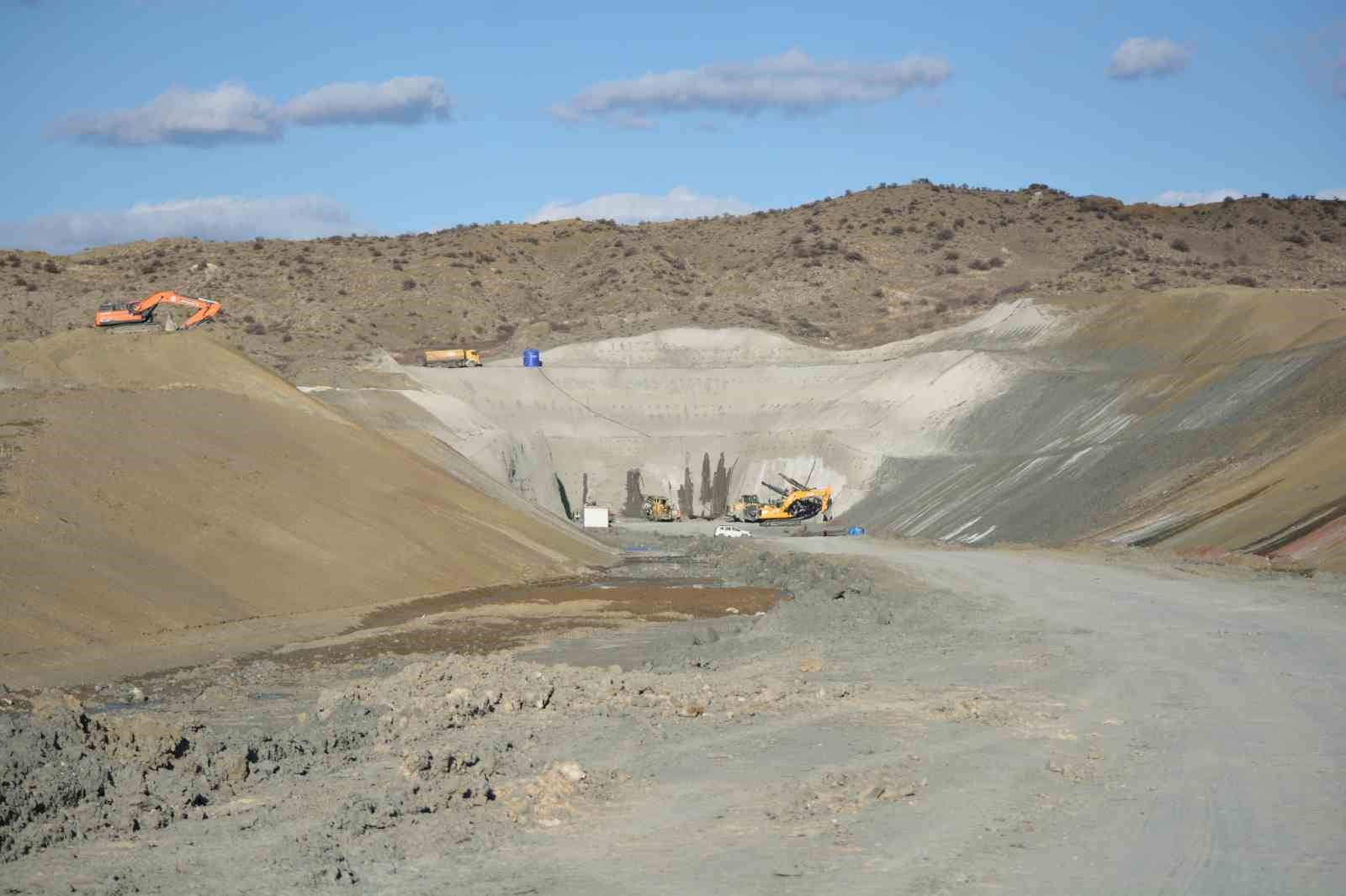 Bakan Uraloğlu: "Delice-Çorum Hızlı Tren Hattı’nda fiziki ilerleme yüzde 25’e yaklaştı"
Bakan Uraloğlu: "Delice-Çorum Hızlı Tren Hattı’nda fiziki ilerleme yüzde 25’e yaklaştı"