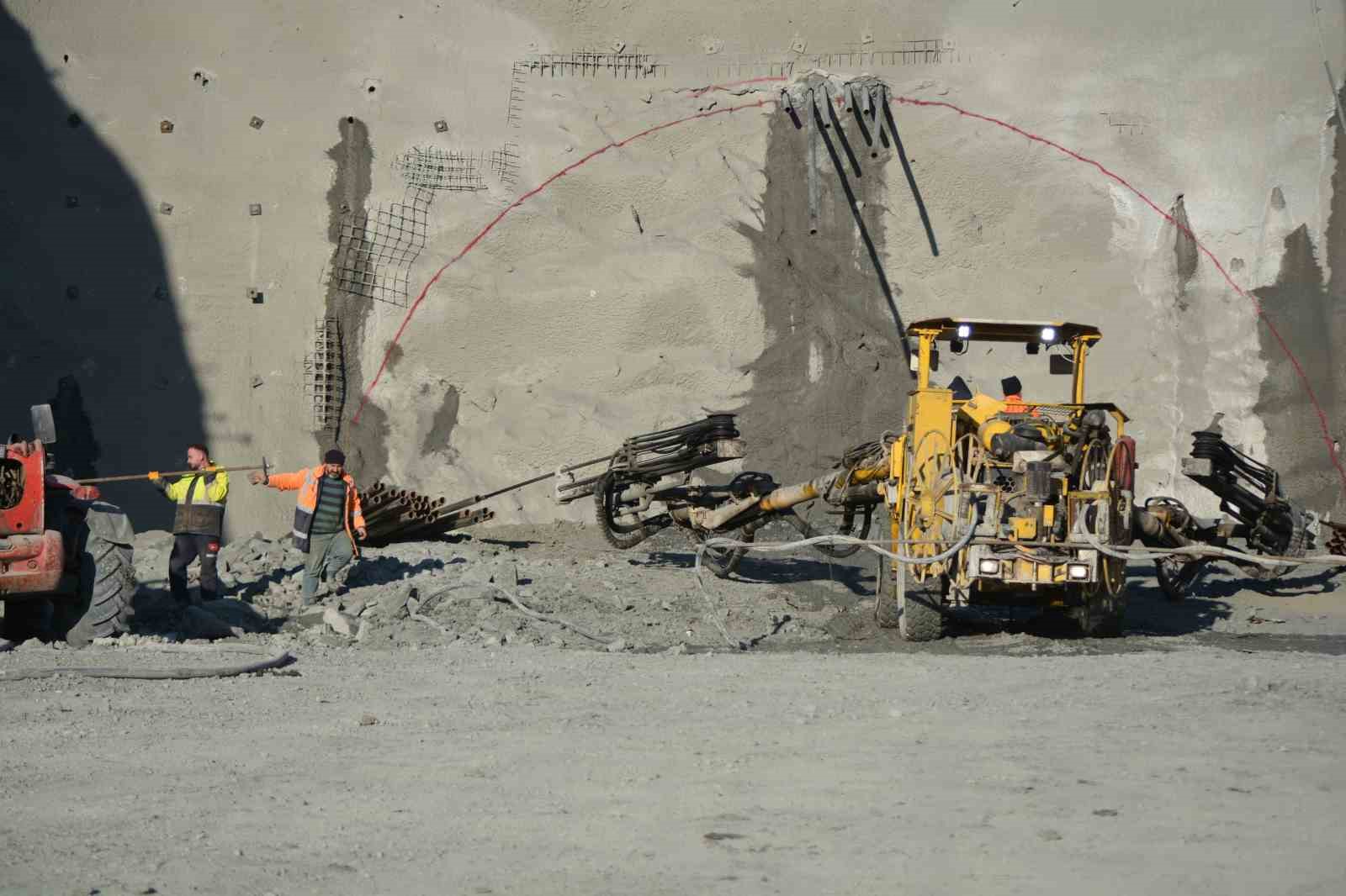 Bakan Uraloğlu: "Delice-Çorum Hızlı Tren Hattı’nda fiziki ilerleme yüzde 25’e yaklaştı"
Bakan Uraloğlu: "Delice-Çorum Hızlı Tren Hattı’nda fiziki ilerleme yüzde 25’e yaklaştı"