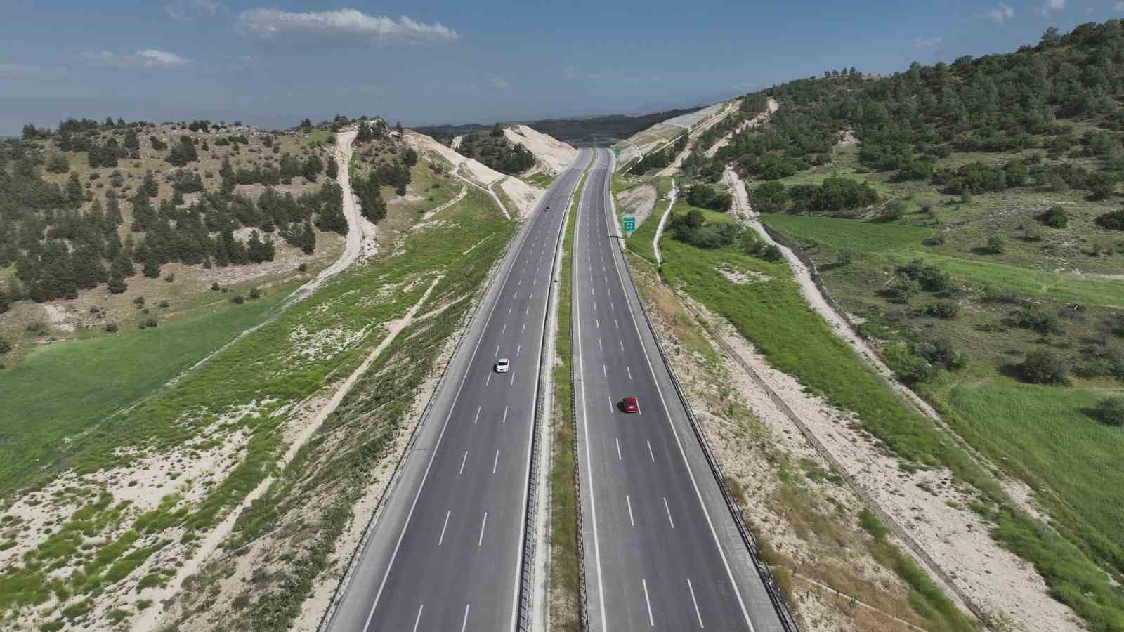 Bakan Uraloğlu: "Dünyanın çevresinin 4’te 3’ü kadar bölünmüş yol yaparak, 30 bin kilometrelik dev eşiği geride bıraktık"
