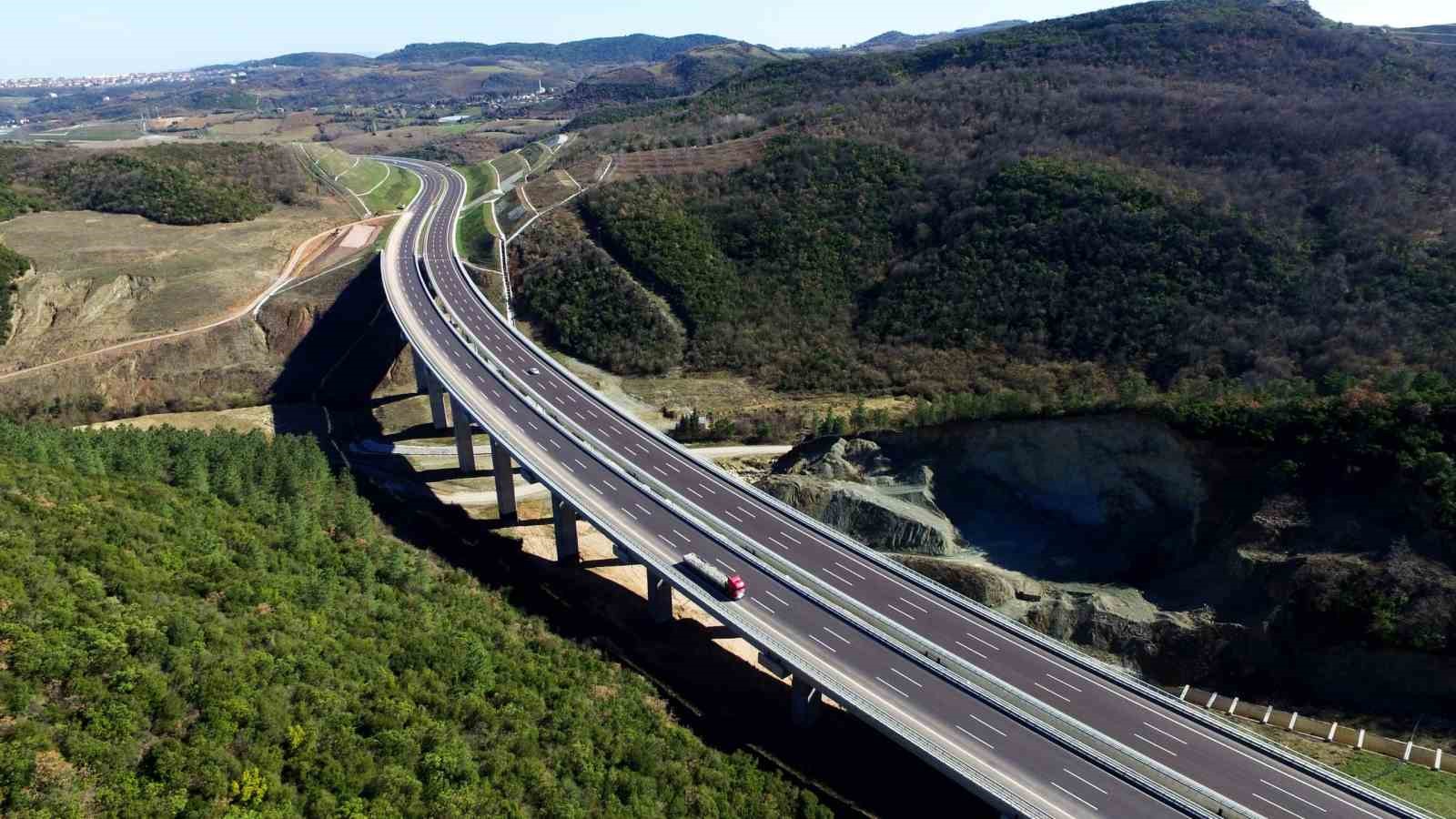 Bakan Uraloğlu: "Dünyanın çevresinin 4’te 3’ü kadar bölünmüş yol yaparak, 30 bin kilometrelik dev eşiği geride bıraktık"
