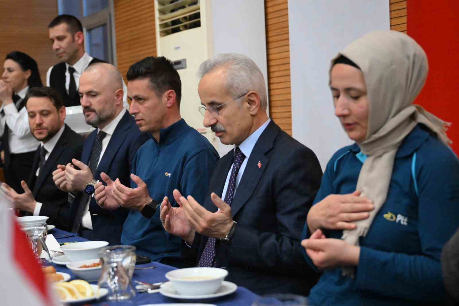 Bakan Uraloğlu: "Günlük kargo kabulü 1 milyon adedi aşarak tarihi bir seviyeye ulaştı"
