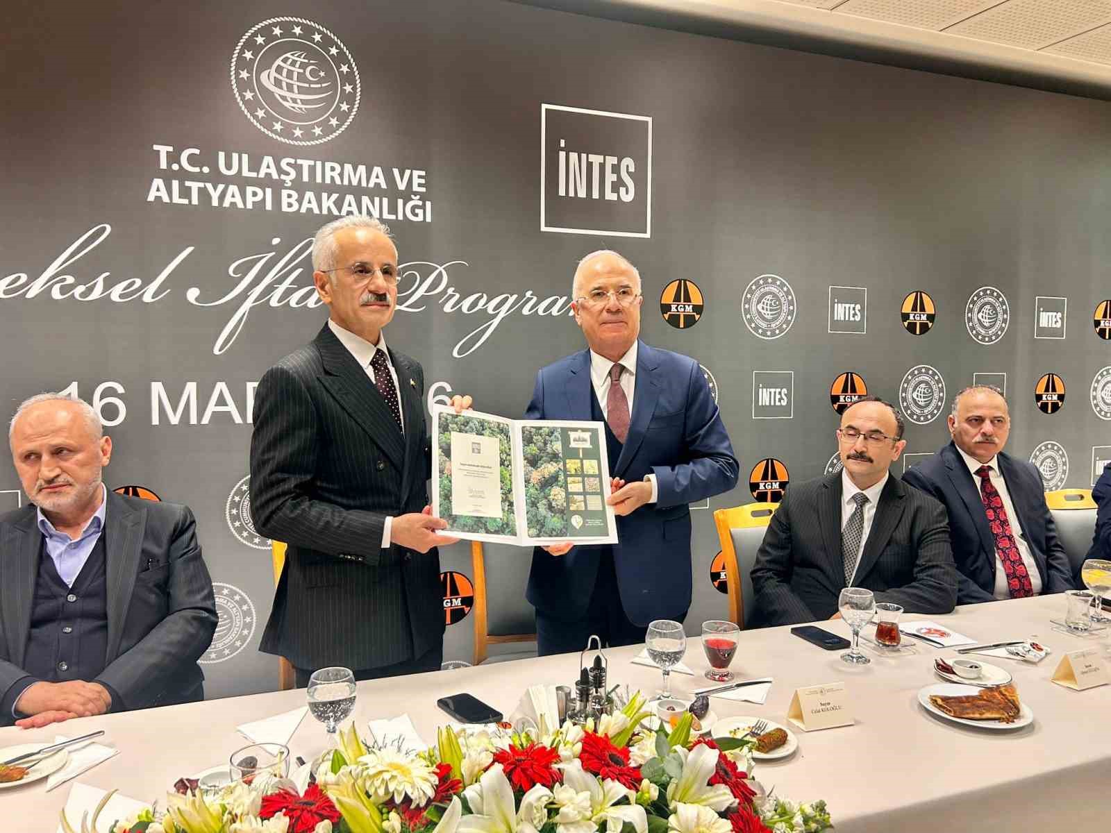 Bakan Uraloğlu: "Hedefimiz 14 bin kilometre olan demiryolu ağımızı 2028 yılında 17 bin 300 kilometrelere çıkarmak"
