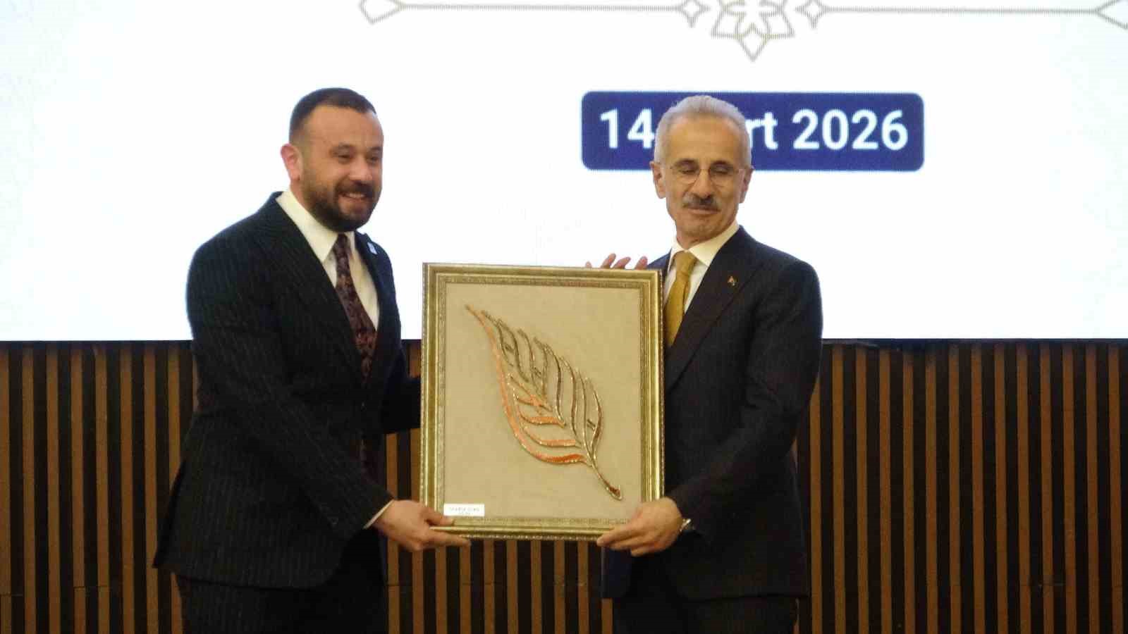 Bakan Uraloğlu: "Hürmüz Boğazı’nda Türk bayraklı gemiler için ISPS Güvenlik Seviyesi 3’e çıkardık, karayolu taşımacılarımıza güvenli güzergahlar sağladık"
Bakan Uraloğlu: "Hürmüz Boğazı’nda Türk bayraklı gemiler için ISPS Güvenlik Seviyesi 3’e çıkardık, karayolu taşımacılarımıza güvenli güzergahlar sağladık"