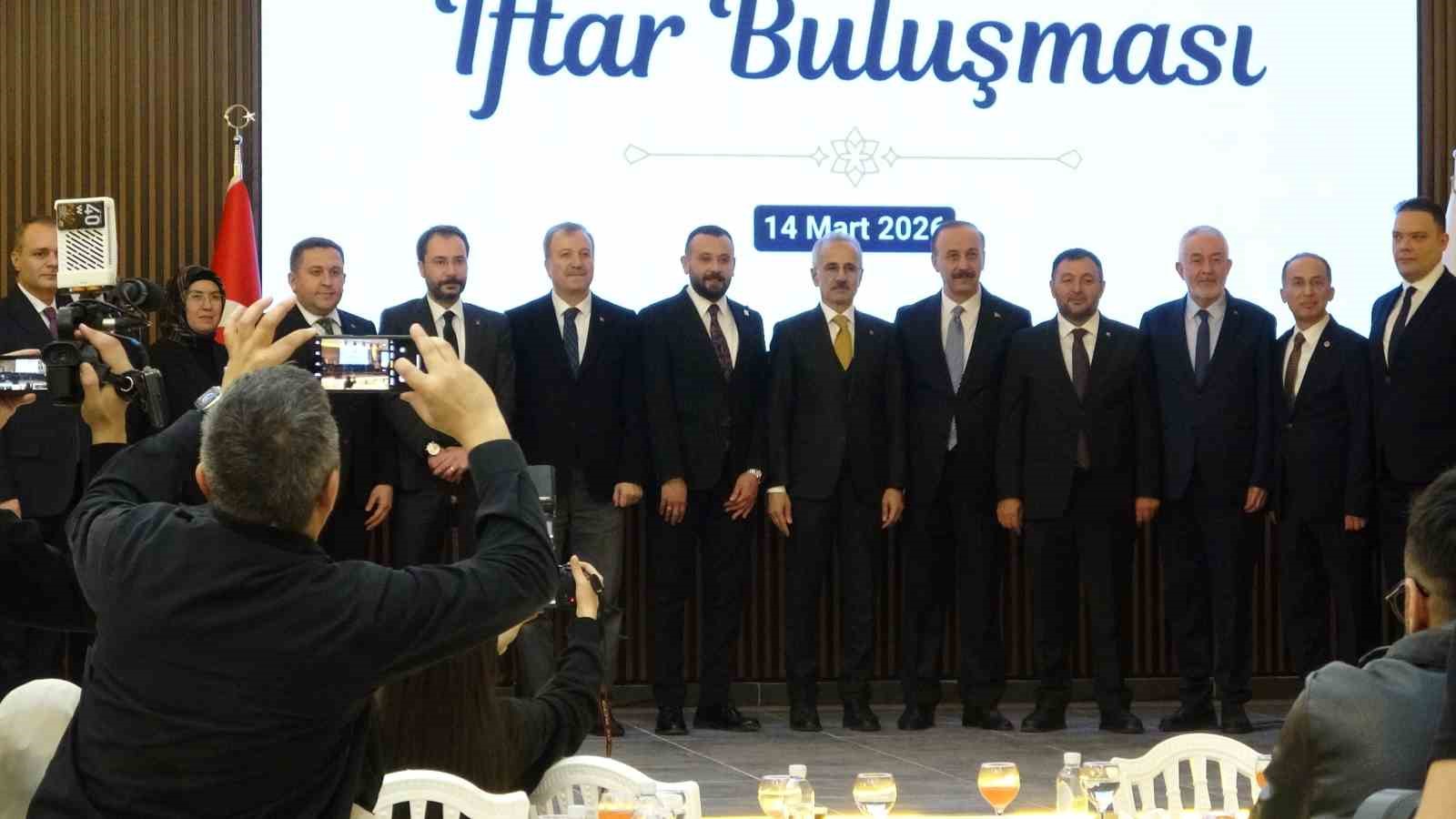 Bakan Uraloğlu: "Hürmüz Boğazı’nda Türk bayraklı gemiler için ISPS Güvenlik Seviyesi 3’e çıkardık, karayolu taşımacılarımıza güvenli güzergahlar sağladık"
Bakan Uraloğlu: "Hürmüz Boğazı’nda Türk bayraklı gemiler için ISPS Güvenlik Seviyesi 3’e çıkardık, karayolu taşımacılarımıza güvenli güzergahlar sağladık"