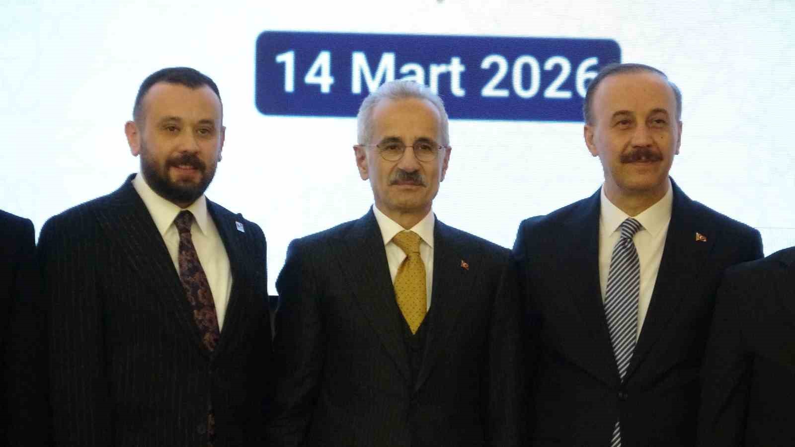 Bakan Uraloğlu: "Hürmüz Boğazı’nda Türk bayraklı gemiler için ISPS Güvenlik Seviyesi 3’e çıkardık, karayolu taşımacılarımıza güvenli güzergahlar sağladık"
Bakan Uraloğlu: "Hürmüz Boğazı’nda Türk bayraklı gemiler için ISPS Güvenlik Seviyesi 3’e çıkardık, karayolu taşımacılarımıza güvenli güzergahlar sağladık"