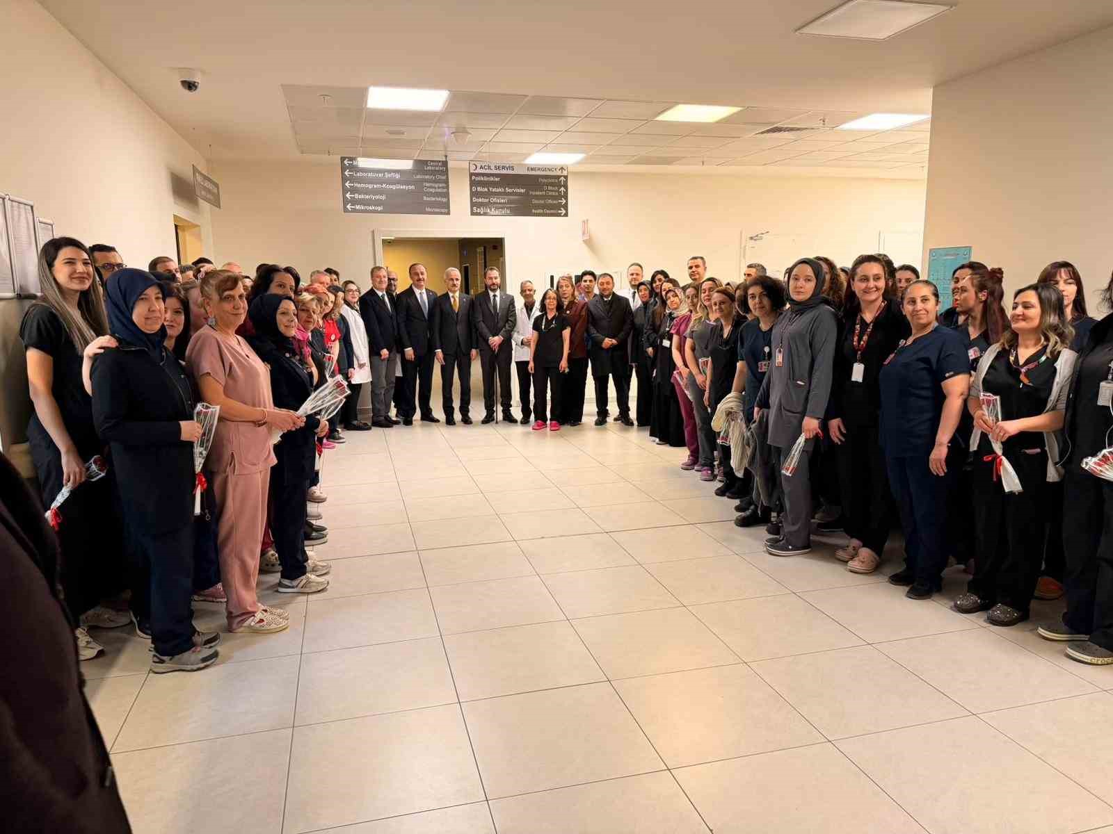 Bakan Uraloğlu: "Hürmüz Boğazı’nda Türk bayraklı gemiler için ISPS Güvenlik Seviyesi 3’e çıkardık, karayolu taşımacılarımıza güvenli güzergahlar sağladık"
Bakan Uraloğlu: "Hürmüz Boğazı’nda Türk bayraklı gemiler için ISPS Güvenlik Seviyesi 3’e çıkardık, karayolu taşımacılarımıza güvenli güzergahlar sağladık"