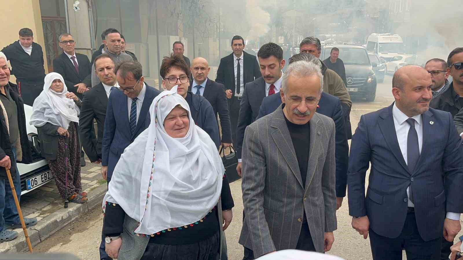 Bakan Uraloğlu: "İnşallah önümüzdeki sene de her şeyle beraber bu yolu bitireceğiz"
