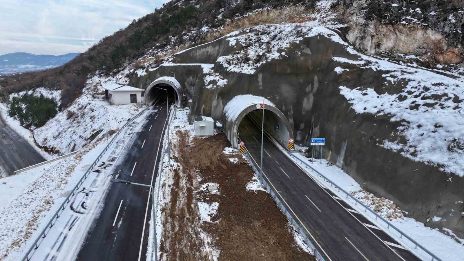 Bakan Uraloğlu: "Kırkdilim Geçişi’nde inşa ettiğimiz 3 çift tüp tünelde sona yaklaştık"
Bakan Uraloğlu: "Kırkdilim Geçişi’nde inşa ettiğimiz 3 çift tüp tünelde sona yaklaştık"