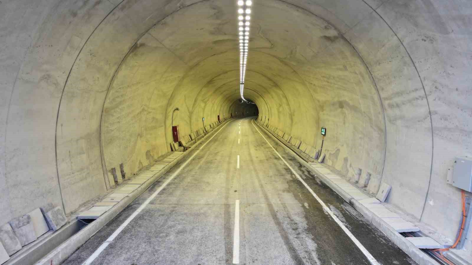 Bakan Uraloğlu: "Kırkdilim Geçişi’nde inşa ettiğimiz 3 çift tüp tünelde sona yaklaştık"
Bakan Uraloğlu: "Kırkdilim Geçişi’nde inşa ettiğimiz 3 çift tüp tünelde sona yaklaştık"