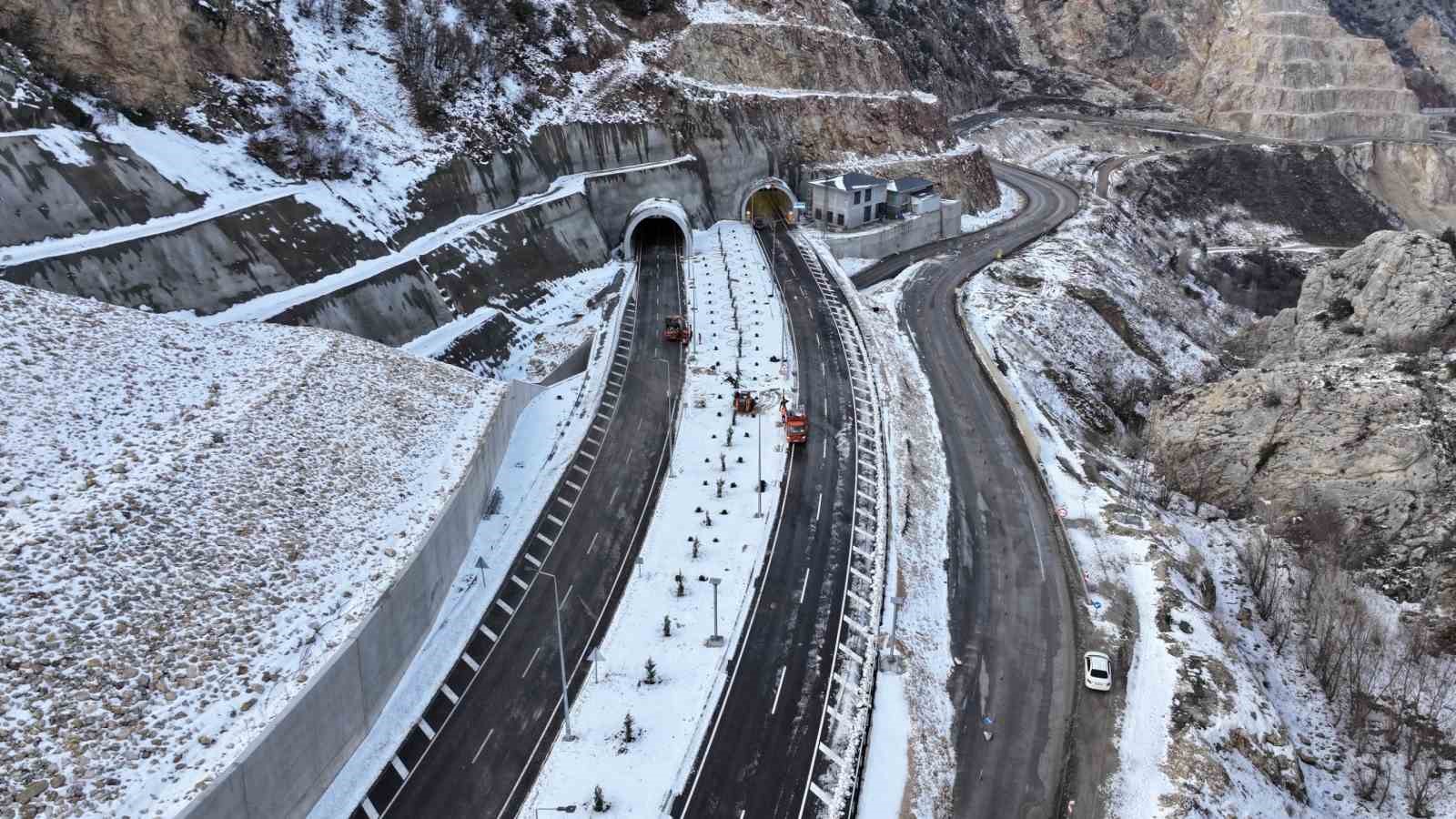 Bakan Uraloğlu: "Kırkdilim Geçişi’nde inşa ettiğimiz 3 çift tüp tünelde sona yaklaştık"
Bakan Uraloğlu: "Kırkdilim Geçişi’nde inşa ettiğimiz 3 çift tüp tünelde sona yaklaştık"