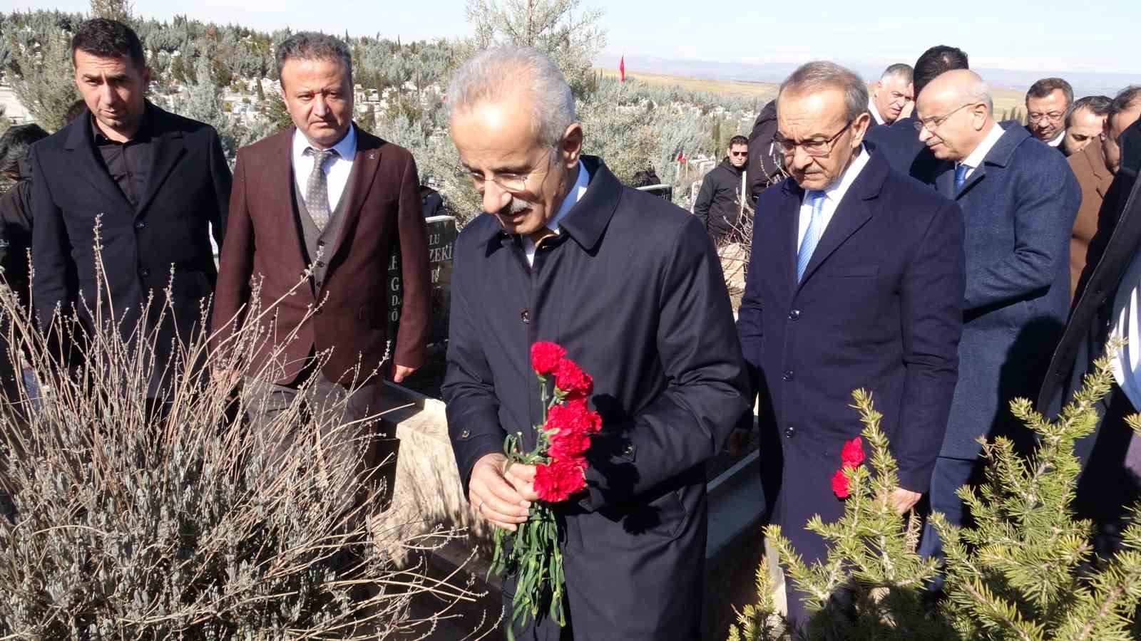 Bakan Uraloğlu Malatya’da deprem şehitliğini ziyaret etti
