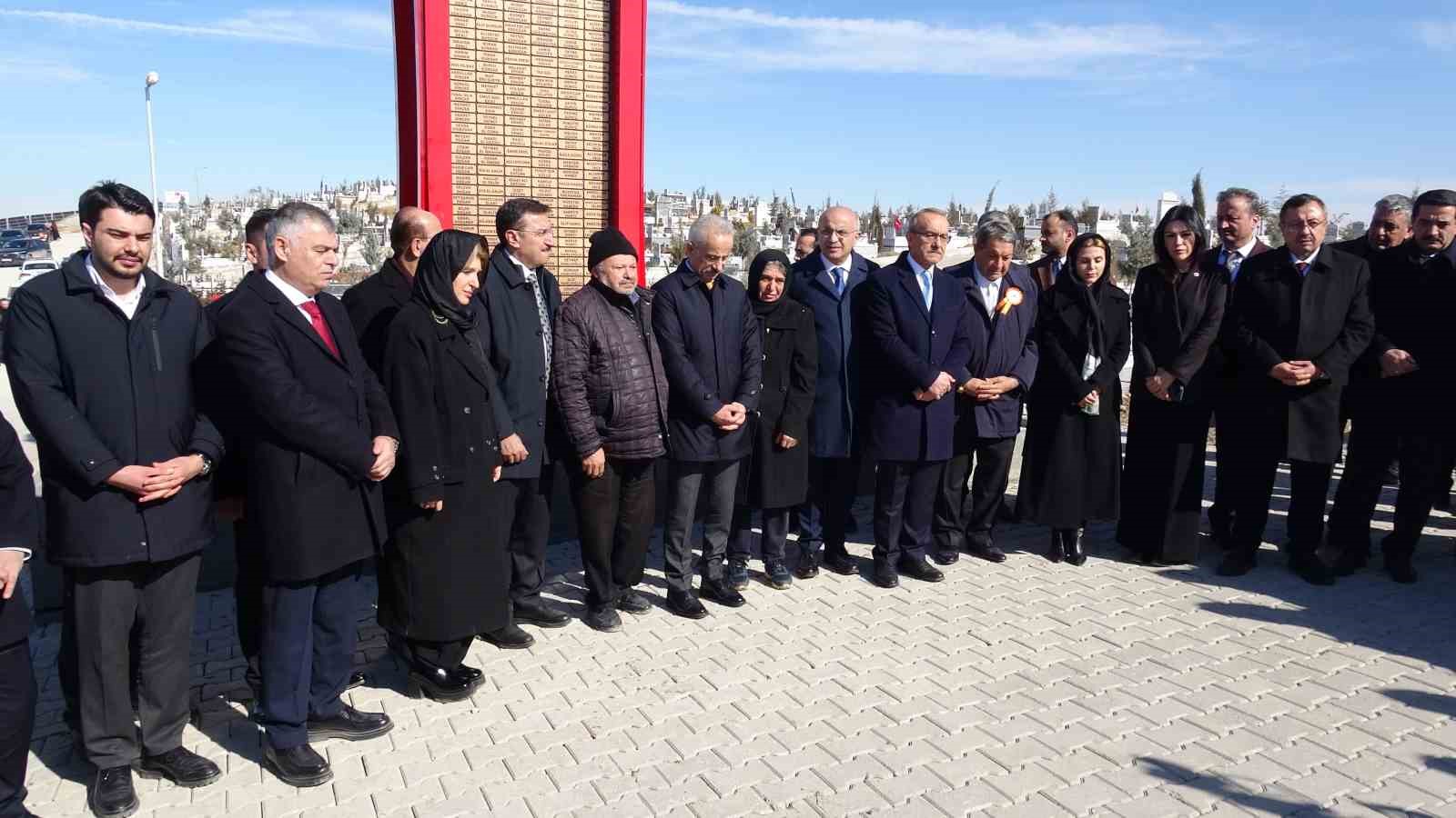 Bakan Uraloğlu Malatya’da deprem şehitliğini ziyaret etti
