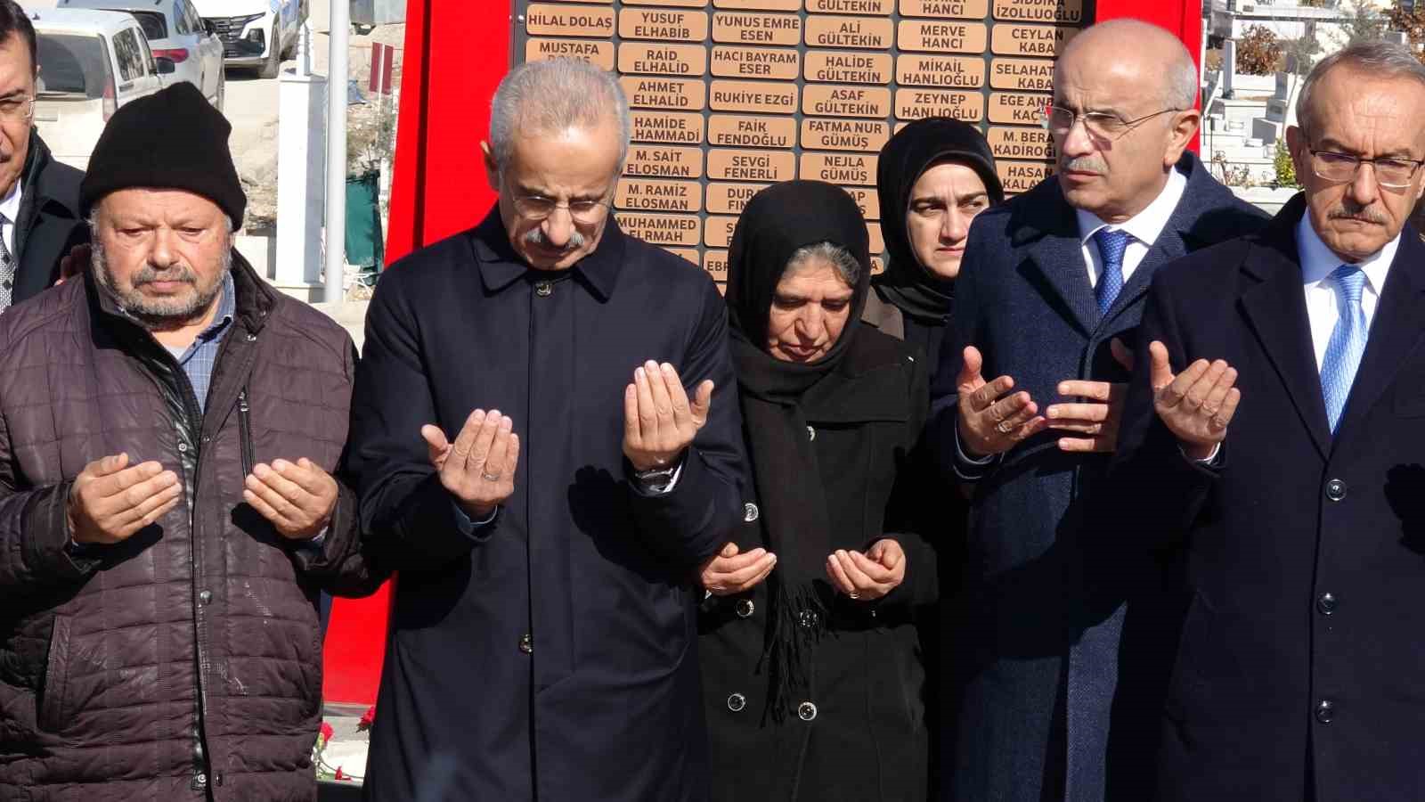 Bakan Uraloğlu Malatya’da deprem şehitliğini ziyaret etti
