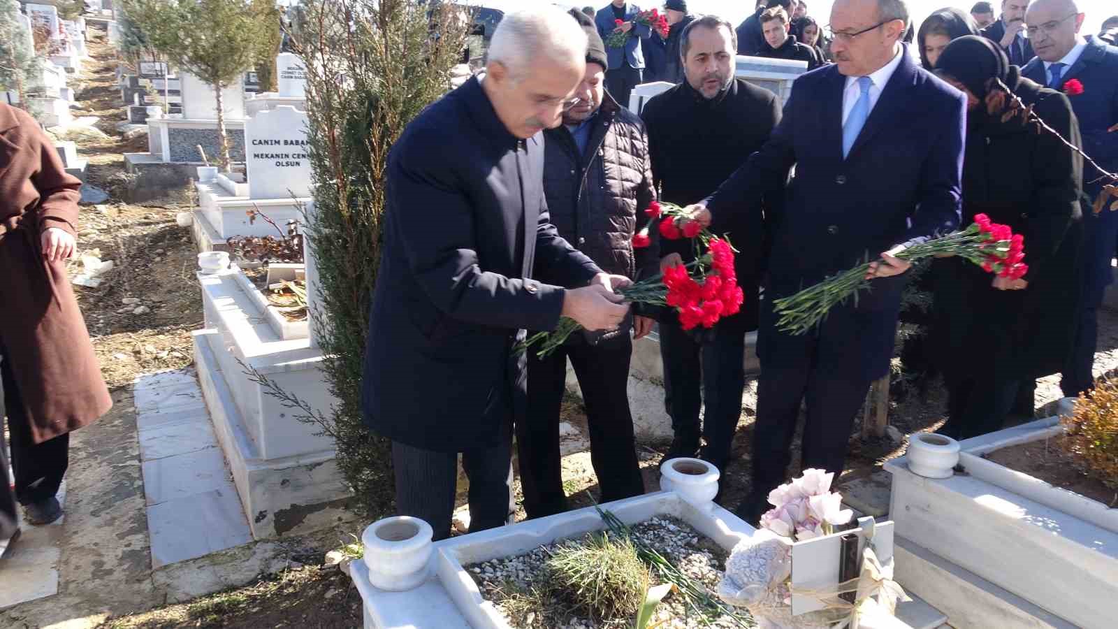 Bakan Uraloğlu Malatya’da deprem şehitliğini ziyaret etti
