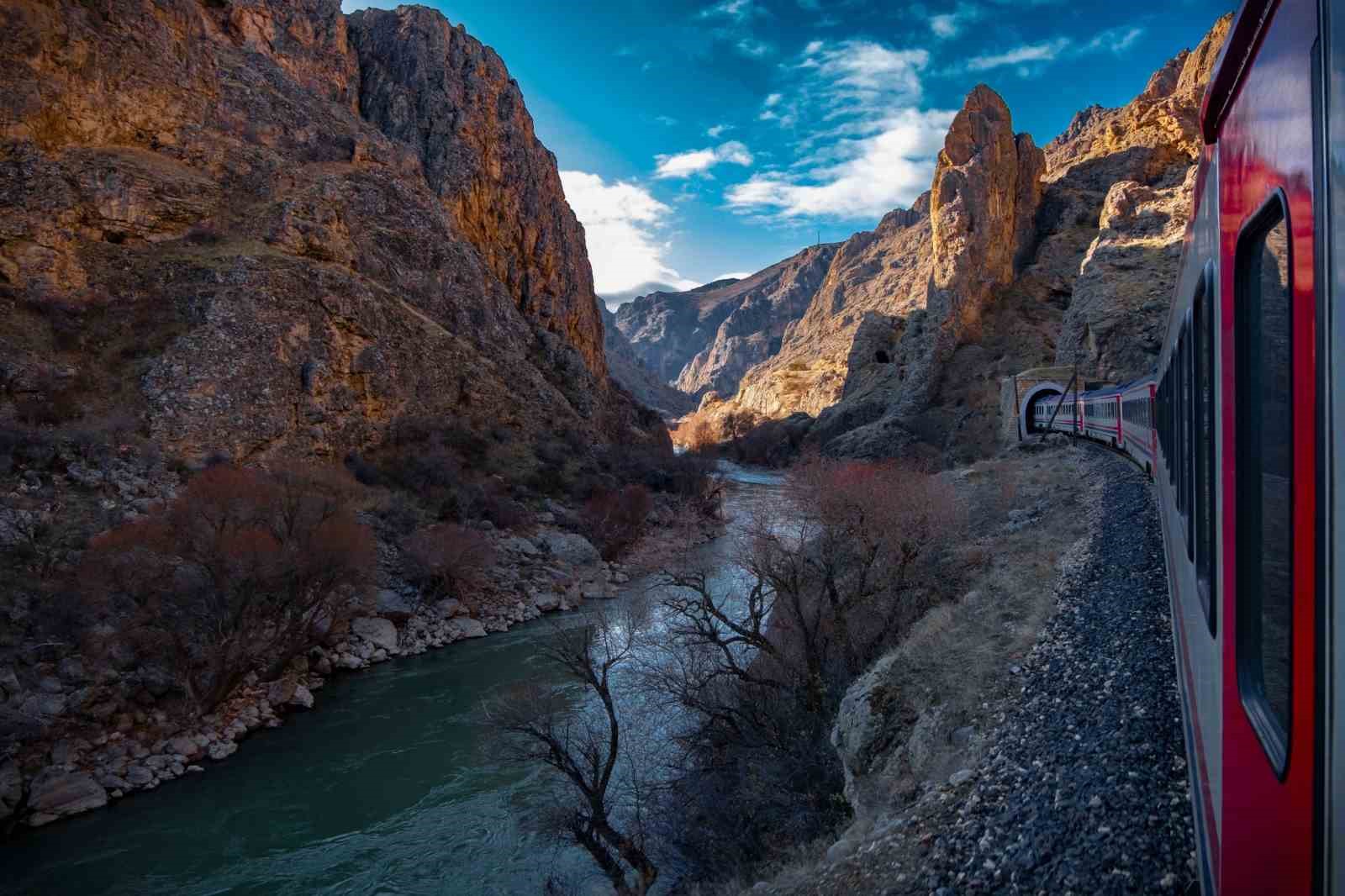Bakan Uraloğlu: "Turistik Doğu Ekspresi, 10 bin 166 yolcumuza hizmet verdi"
