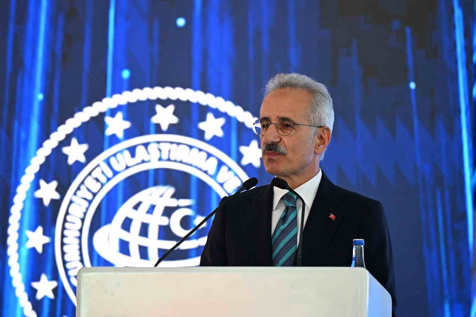 Bakan Uraloğlu: "TYF ile DGM arasında yapılan uygulama eğitimi protokolü sayesinde 2025 yılı için elde edilen 47 milyon lira gelir 80 yelken kulübü arasında paylaştırıldı"
