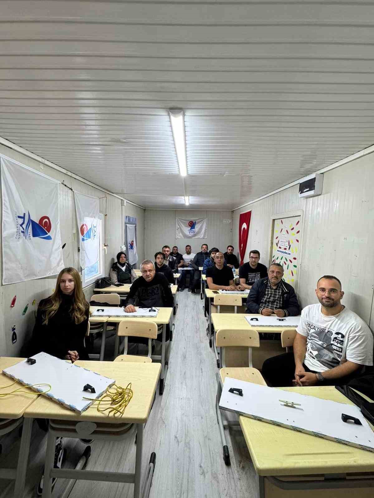 Bakan Uraloğlu: "TYF ile DGM arasında yapılan uygulama eğitimi protokolü sayesinde 2025 yılı için elde edilen 47 milyon lira gelir 80 yelken kulübü arasında paylaştırıldı"
