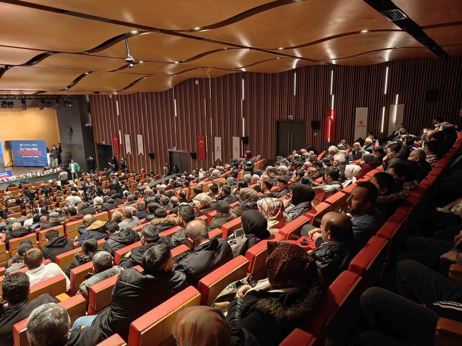 Bakan Yardımcısı Demiralp: "Ev Sahibi Türkiye sloganıyla Kayseri’de 7 bin 562 konutumuzun kura çekimini gerçekleştiriyoruz"
Bakan Yardımcısı Demiralp: "Ev Sahibi Türkiye sloganıyla Kayseri’de 7 bin 562 konutumuzun kura çekimini gerçekleştiriyoruz"