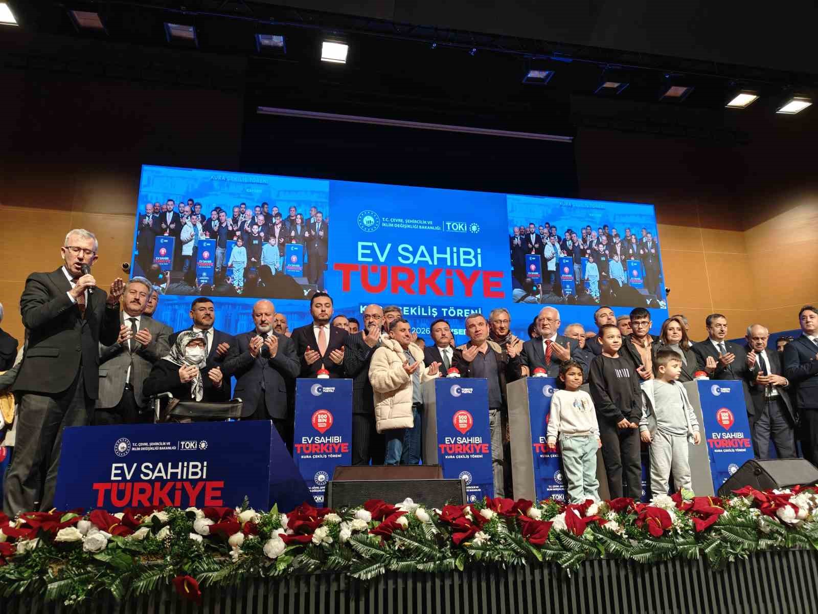 Bakan Yardımcısı Demiralp: "Ev Sahibi Türkiye sloganıyla Kayseri’de 7 bin 562 konutumuzun kura çekimini gerçekleştiriyoruz"
Bakan Yardımcısı Demiralp: "Ev Sahibi Türkiye sloganıyla Kayseri’de 7 bin 562 konutumuzun kura çekimini gerçekleştiriyoruz"