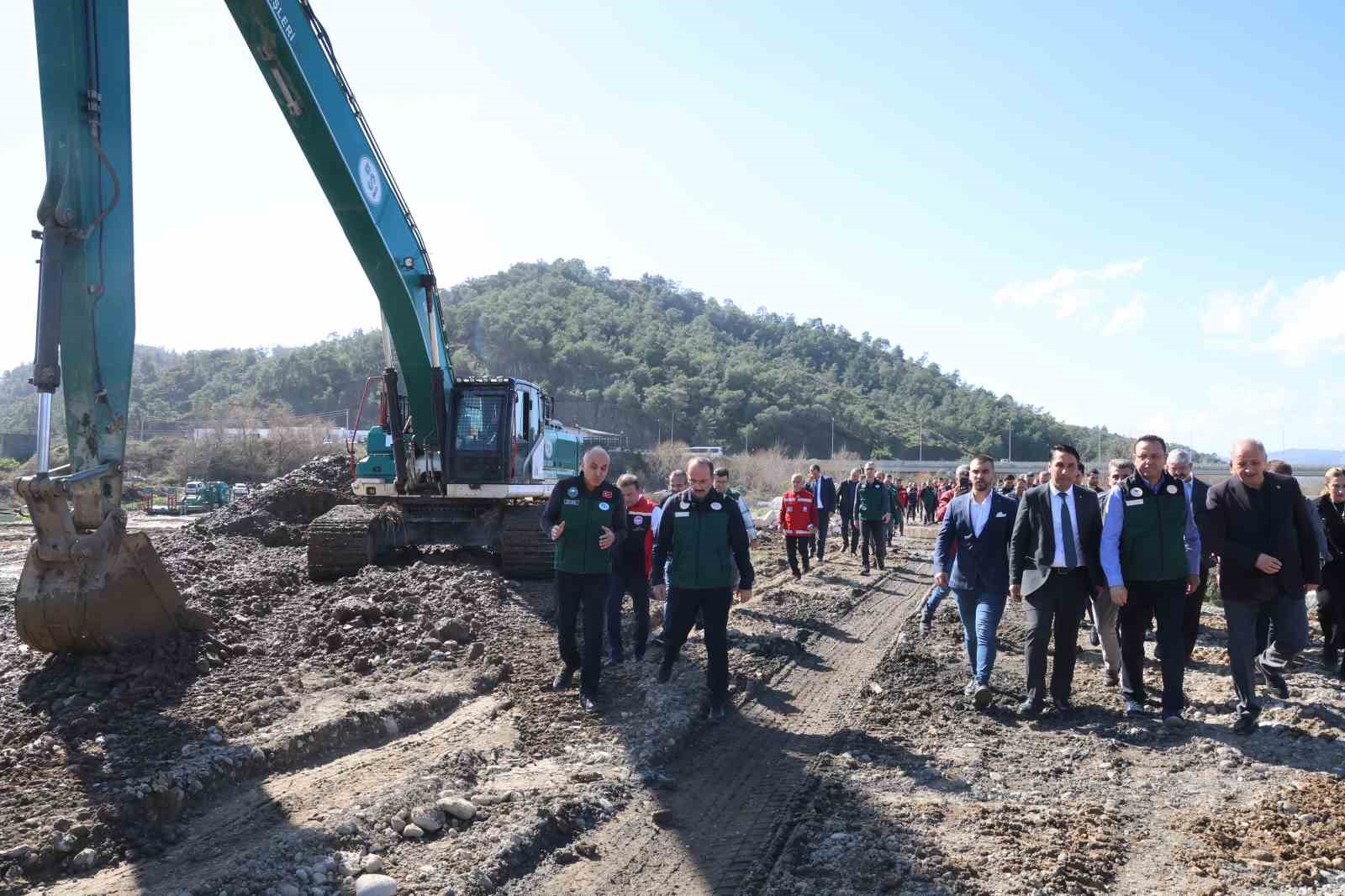 Bakan Yardımcısı Gizligider: "Geçen yıla oranla yağışlar yüzde 66 arttı"
Bakan Yardımcısı Gizligider: "Geçen yıla oranla yağışlar yüzde 66 arttı"