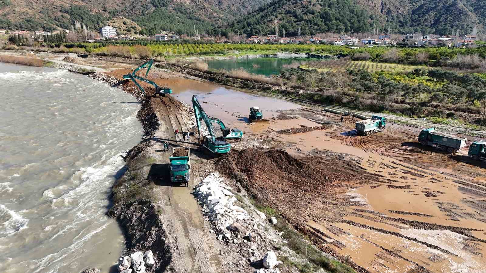 Bakan Yardımcısı Gizligider: "Geçen yıla oranla yağışlar yüzde 66 arttı"
Bakan Yardımcısı Gizligider: "Geçen yıla oranla yağışlar yüzde 66 arttı"