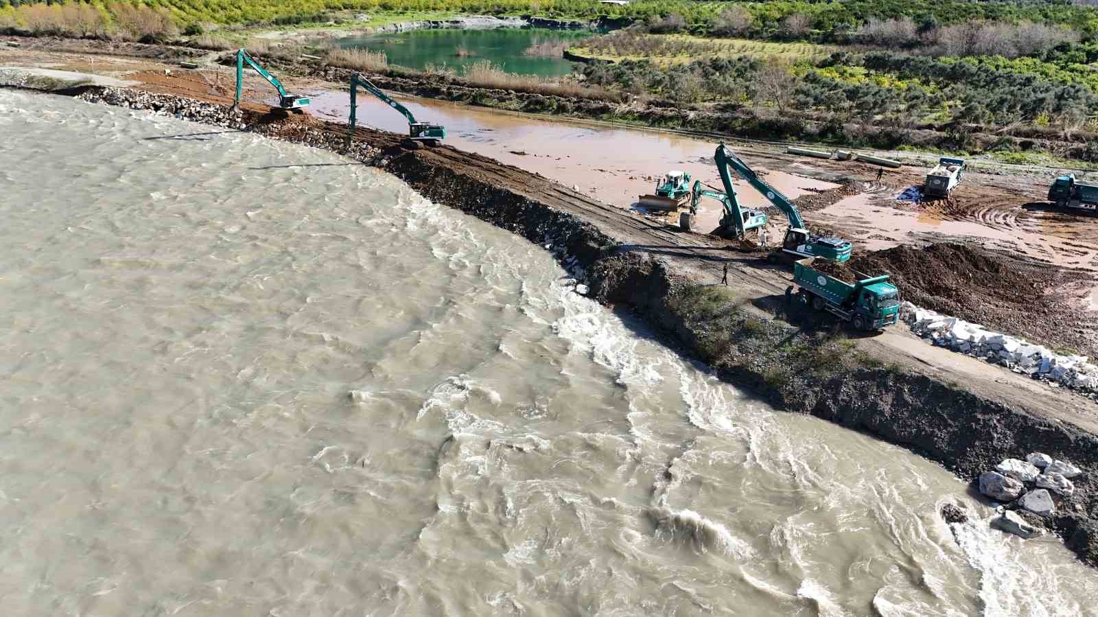 Bakan Yardımcısı Gizligider: "Geçen yıla oranla yağışlar yüzde 66 arttı"
Bakan Yardımcısı Gizligider: "Geçen yıla oranla yağışlar yüzde 66 arttı"