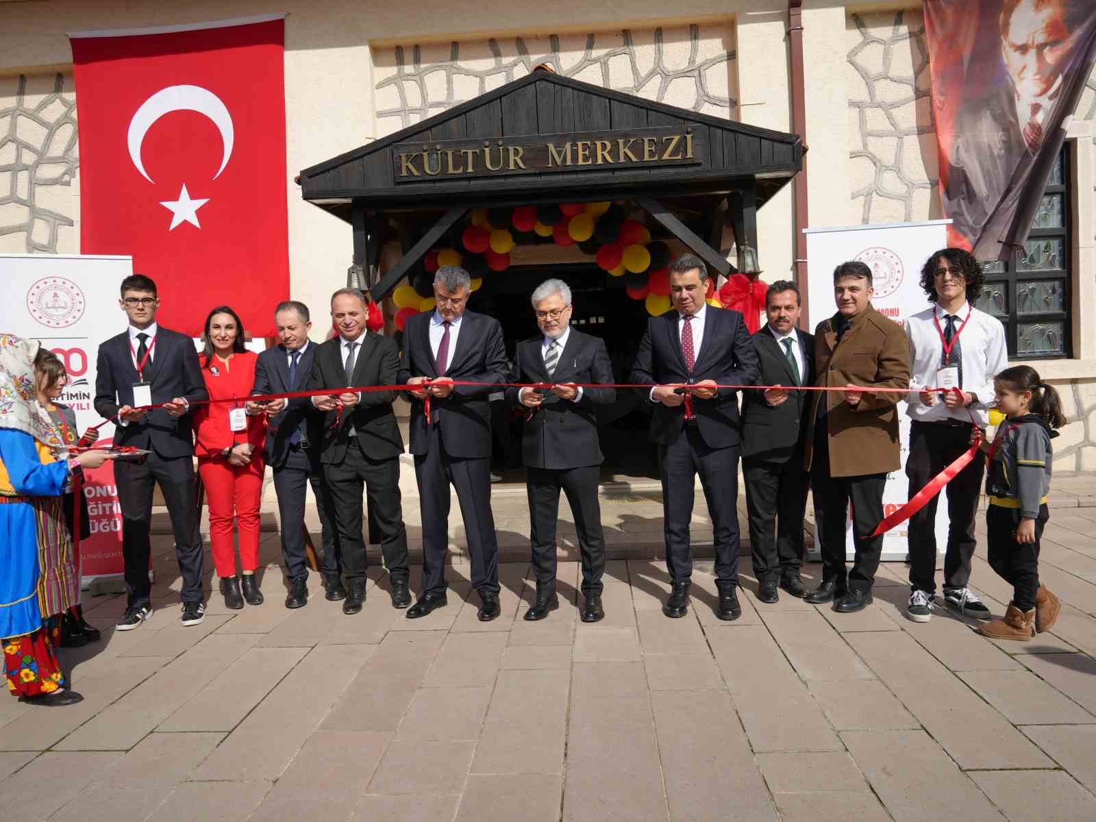 Bakan Yardımcısı Yelkenci, Harezmi Eğitim Modeliyle hazırlanan sergiyi gezdi
