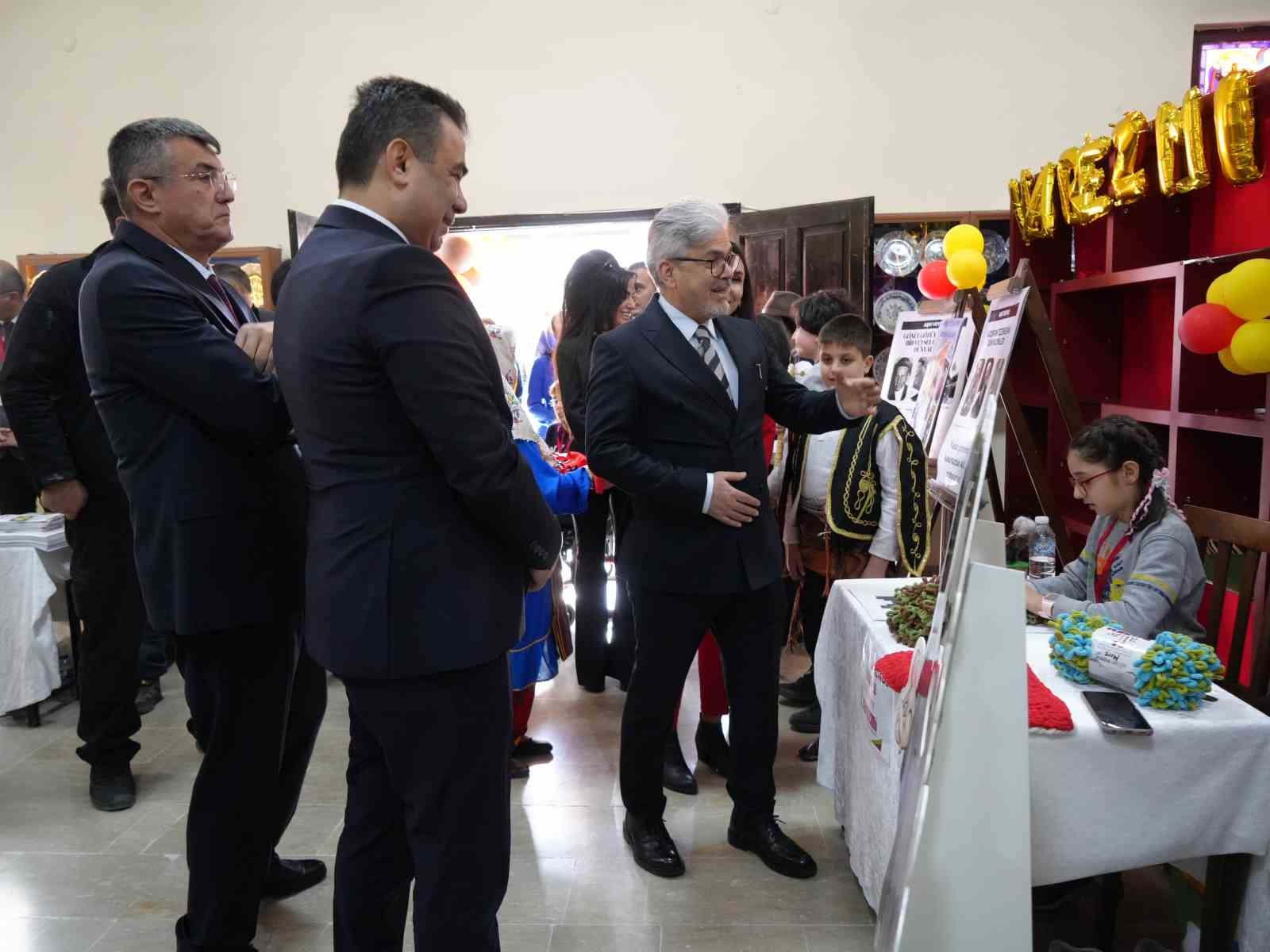 Bakan Yardımcısı Yelkenci, Harezmi Eğitim Modeliyle hazırlanan sergiyi gezdi
