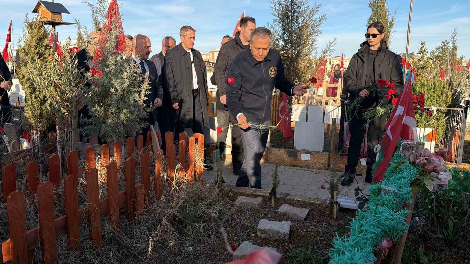 Bakan Yerlikaya, deprem şehitliğini ziyaret etti
