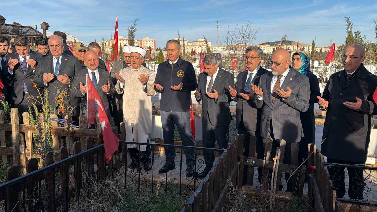 Bakan Yerlikaya, deprem şehitliğini ziyaret etti
