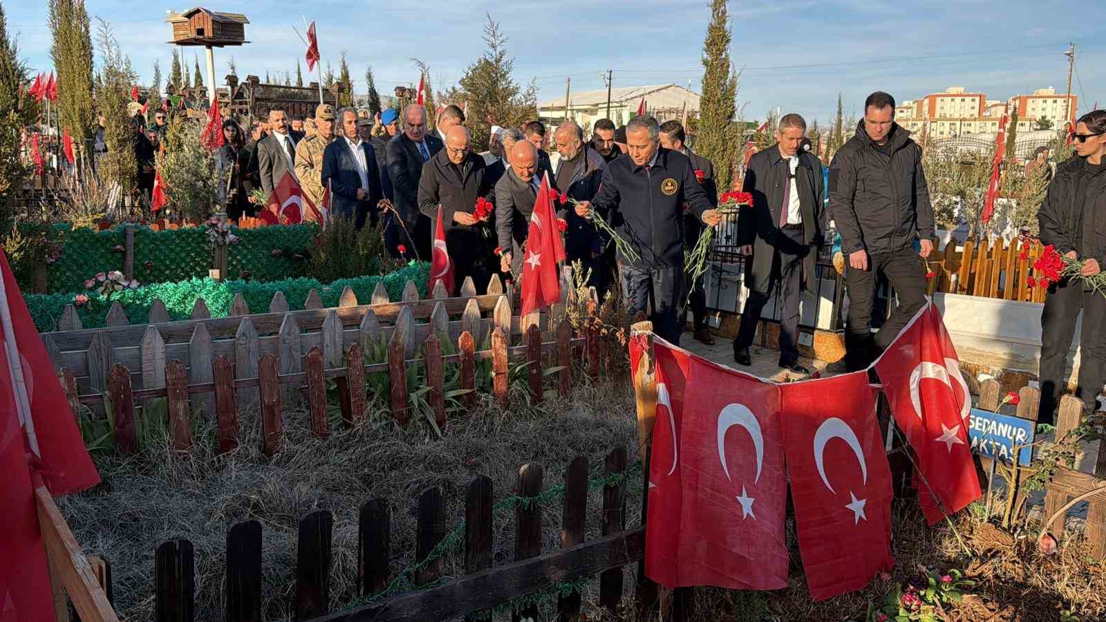 Bakan Yerlikaya, deprem şehitliğini ziyaret etti
