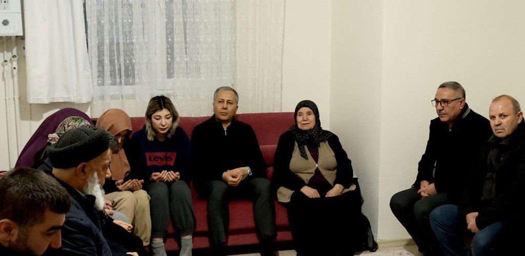 Bakan Yerlikaya, Yalova’da şehit polis Yasin Koçyiğit’in ailesini ziyaret etti
