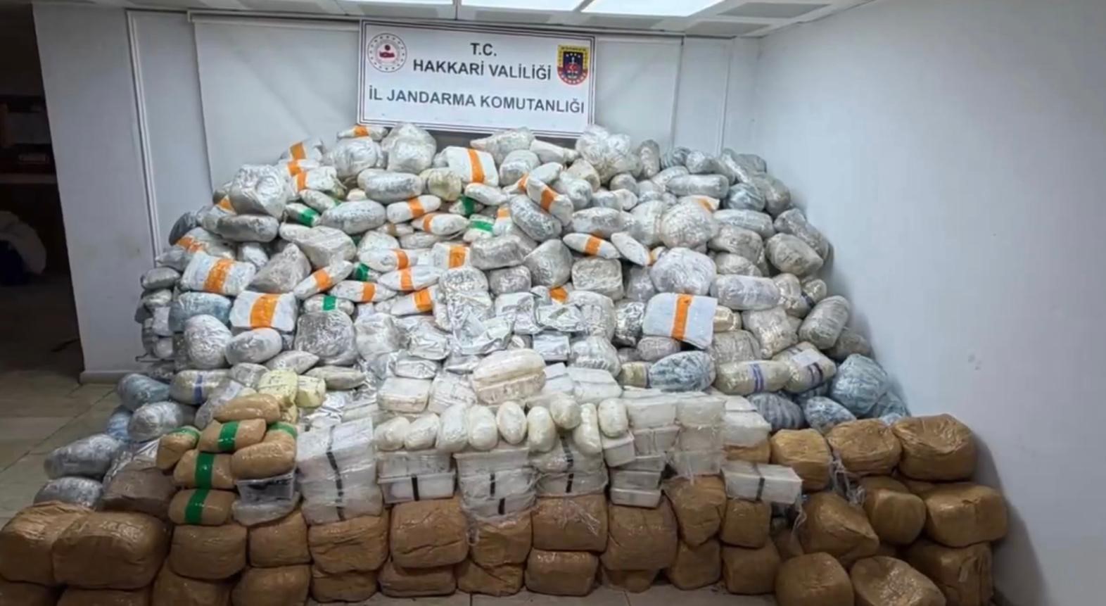 Bakan Yerlikaya: "Yüksekova kırsalında 860 kilogram uyuşturucu madde ele geçirildi"
Bakan Yerlikaya: "Yüksekova kırsalında 860 kilogram uyuşturucu madde ele geçirildi"