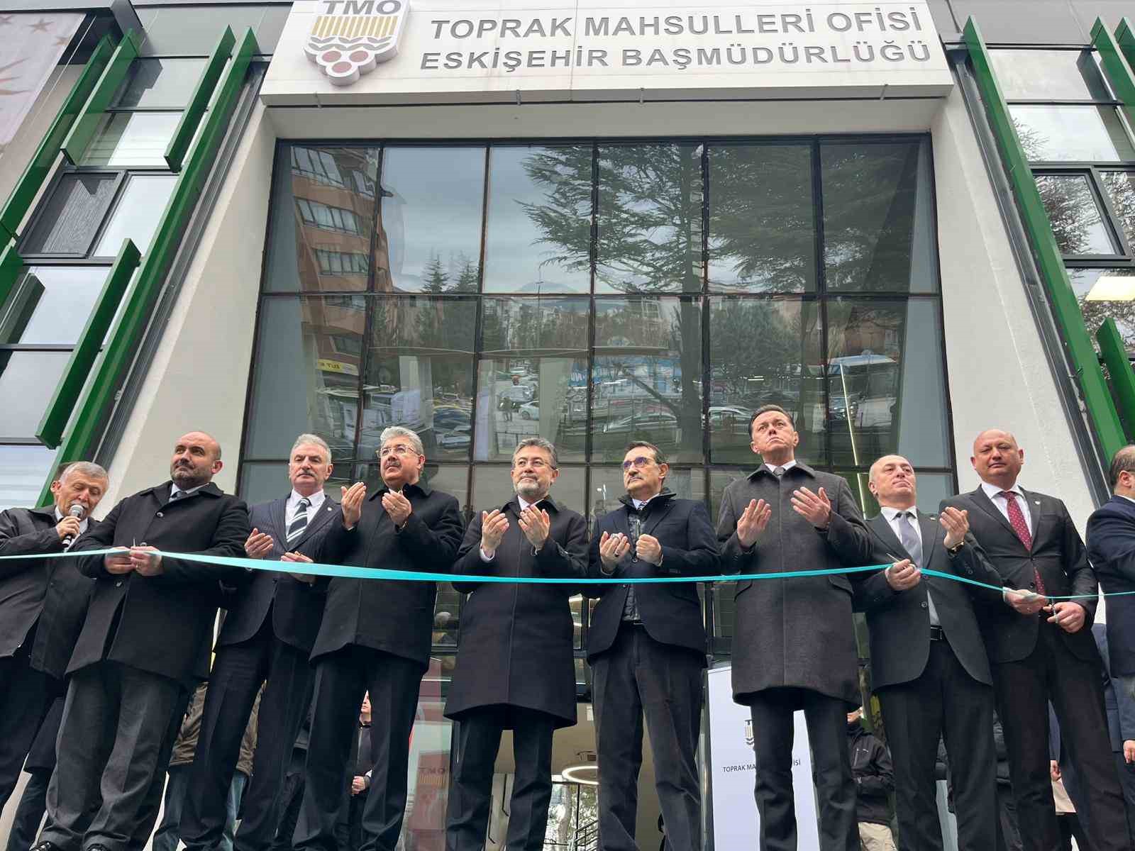 Bakan Yumaklı, Eskişehir’de TMO’nun yeni binasını açılışını gerçekleştirdi
Bakan Yumaklı, Eskişehir’de TMO’nun yeni binasını açılışını gerçekleştirdi