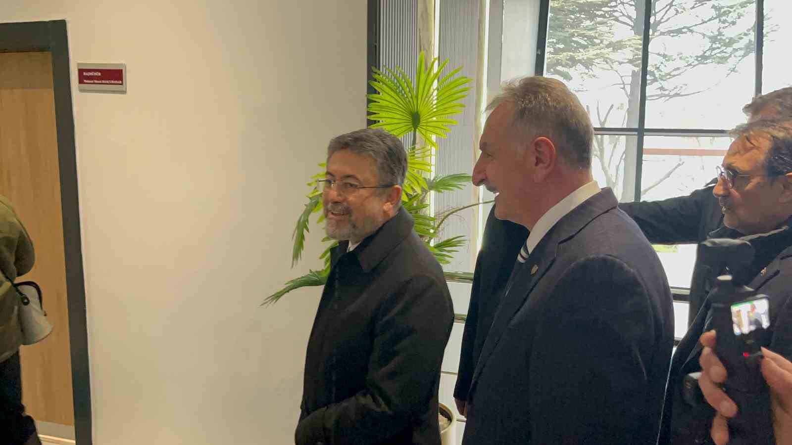 Bakan Yumaklı, Eskişehir’de TMO’nun yeni binasını açılışını gerçekleştirdi
Bakan Yumaklı, Eskişehir’de TMO’nun yeni binasını açılışını gerçekleştirdi