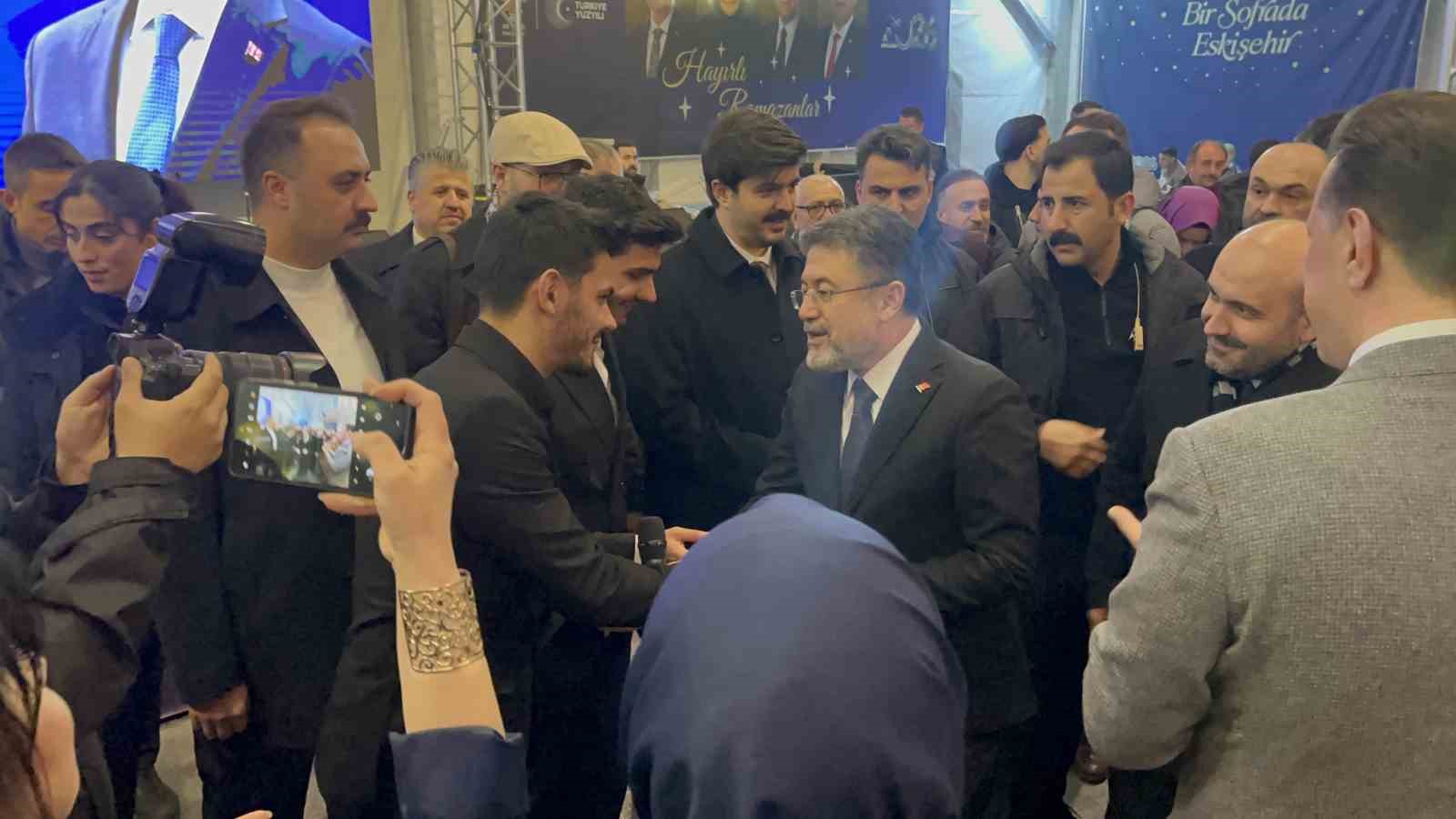 Bakan Yumaklı, gençlerle birlikte "Kabe’de Hacılar" ilahisini söyledi
