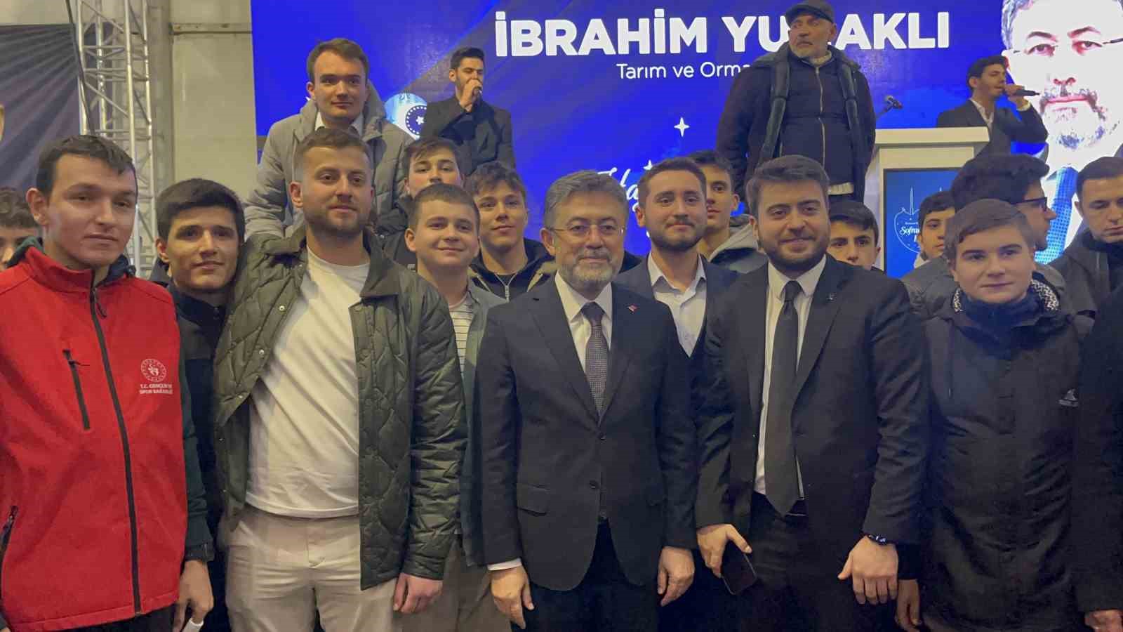 Bakan Yumaklı, gençlerle birlikte "Kabe’de Hacılar" ilahisini söyledi
