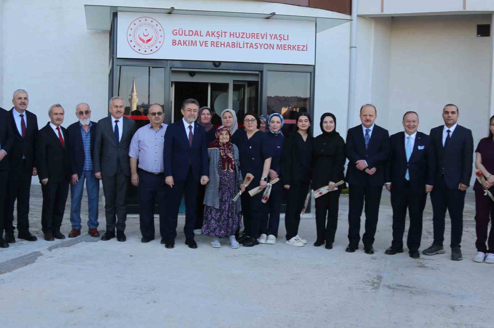 Bakan Yumaklı, huzurevindeki kadınların 8 Mart Dünya Kadınlar Günü’nü kutladı
