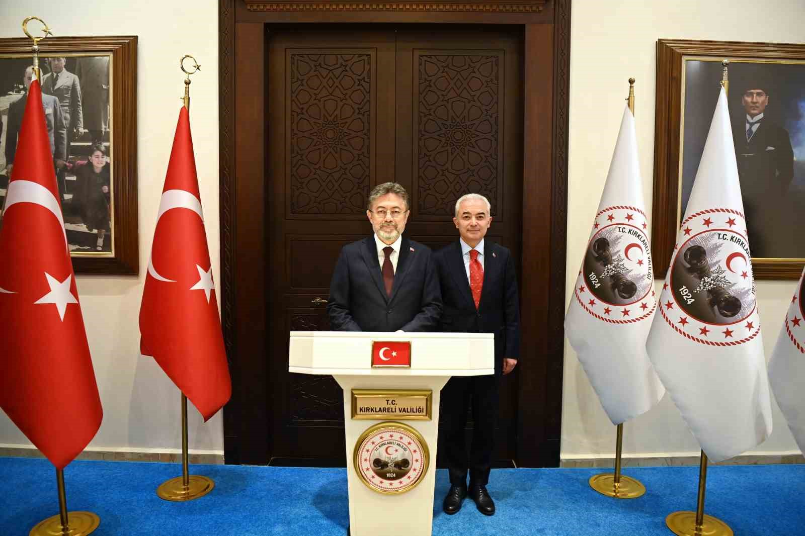 Bakan Yumaklı Kırklareli Valiliği bahçesine fidan dikti
