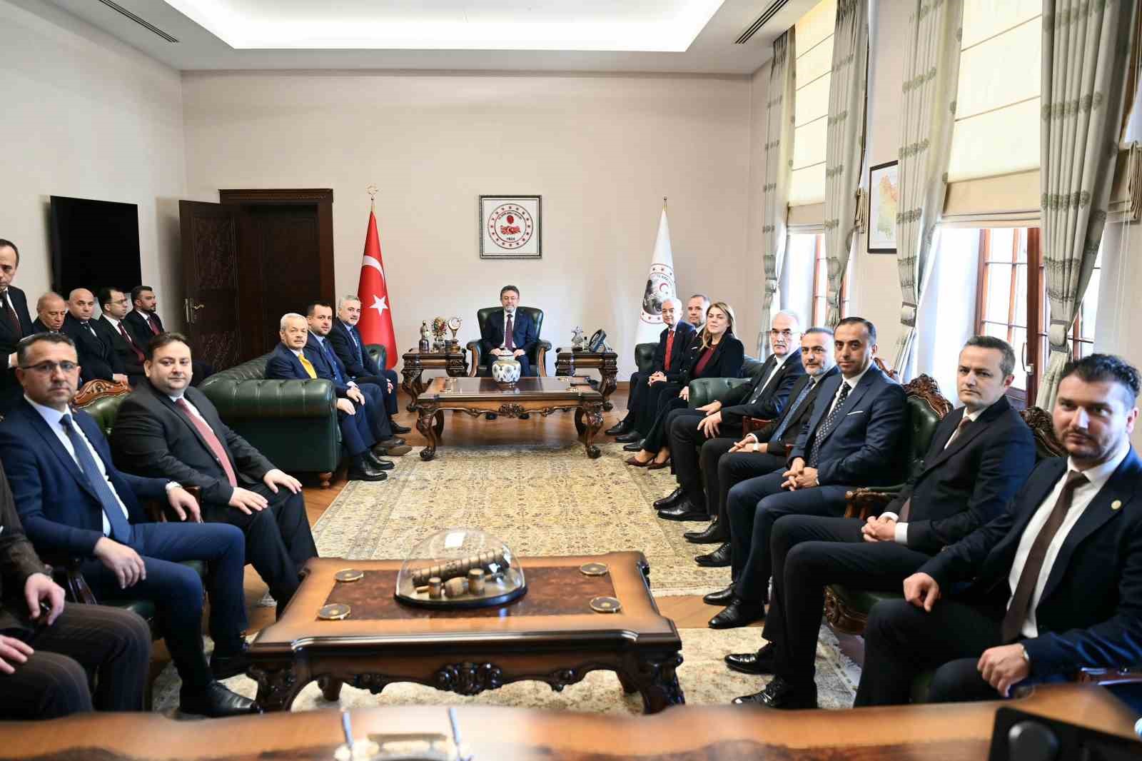 Bakan Yumaklı Kırklareli Valiliği bahçesine fidan dikti
