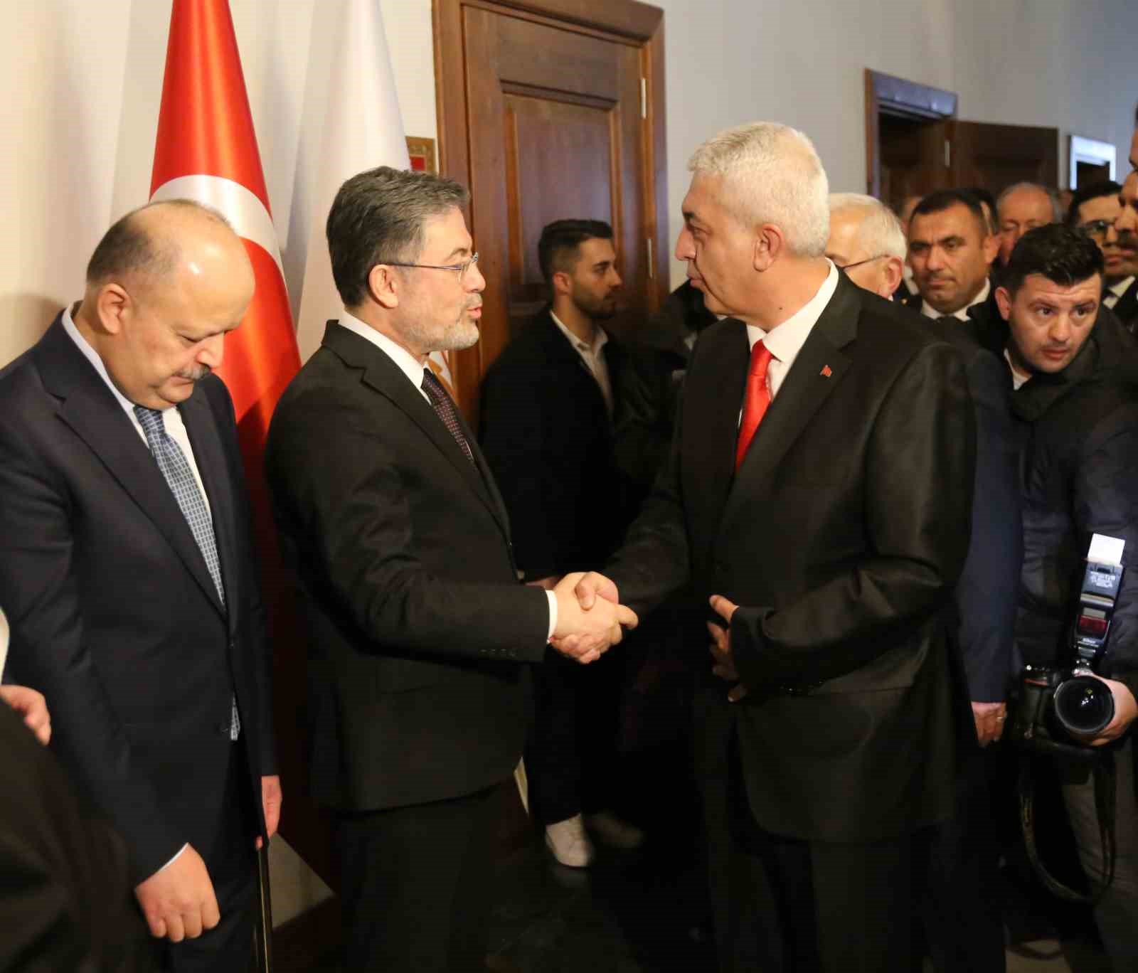 Bakan Yumaklı memleketi Kastamonu’da vatandaşlarla bayramlaştı
Bakan Yumaklı memleketi Kastamonu’da vatandaşlarla bayramlaştı