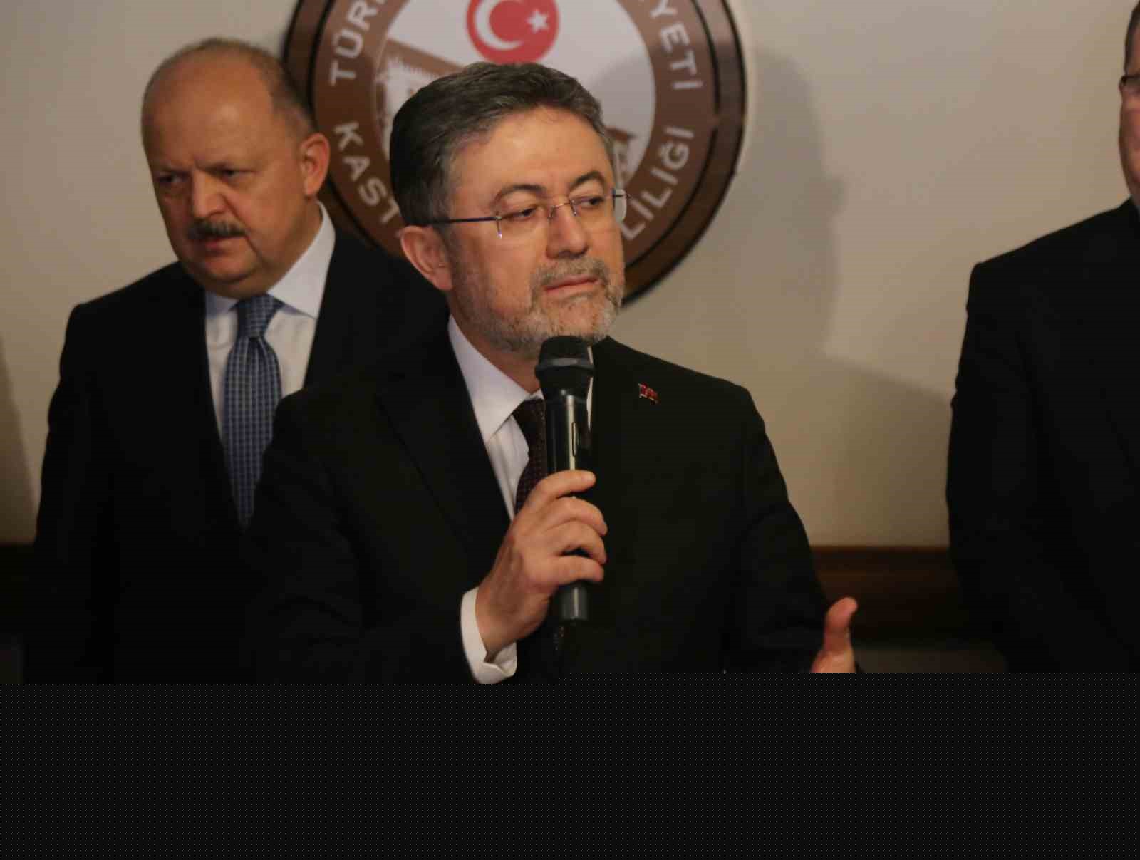 Bakan Yumaklı memleketi Kastamonu’da vatandaşlarla bayramlaştı
Bakan Yumaklı memleketi Kastamonu’da vatandaşlarla bayramlaştı