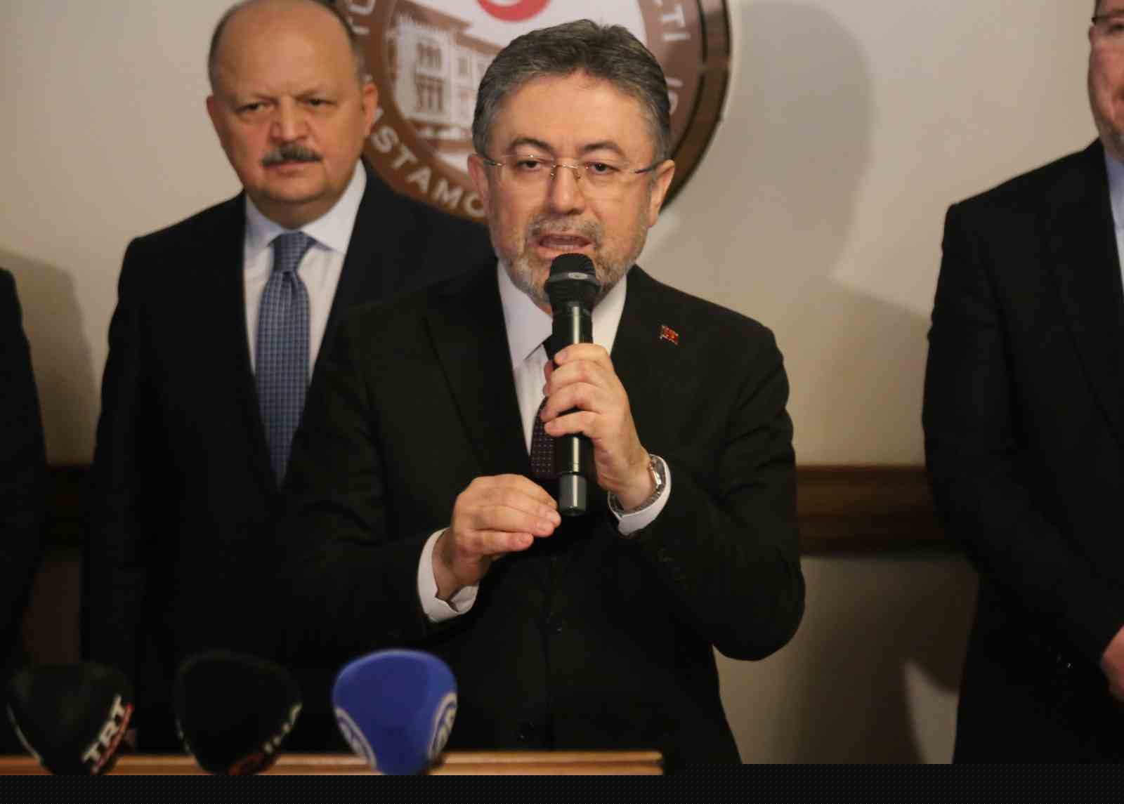 Bakan Yumaklı memleketi Kastamonu’da vatandaşlarla bayramlaştı
Bakan Yumaklı memleketi Kastamonu’da vatandaşlarla bayramlaştı