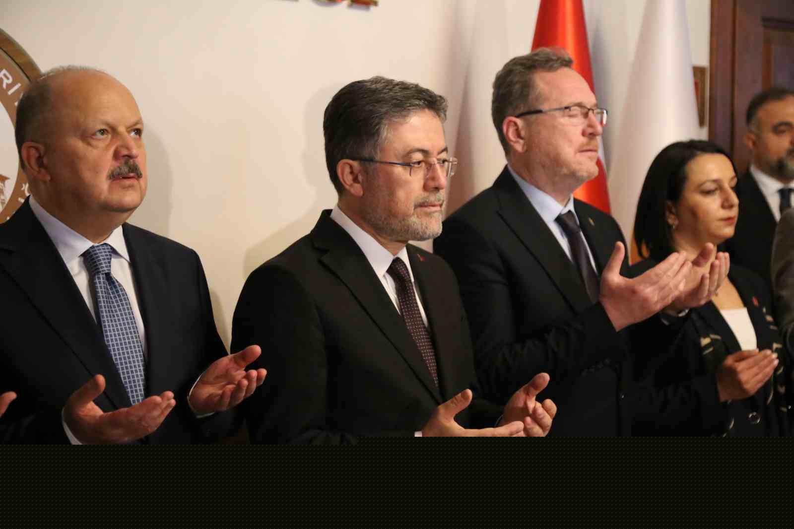 Bakan Yumaklı memleketi Kastamonu’da vatandaşlarla bayramlaştı
Bakan Yumaklı memleketi Kastamonu’da vatandaşlarla bayramlaştı