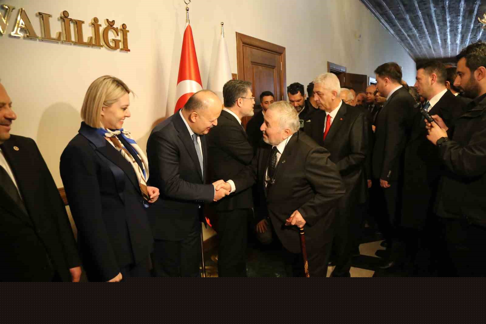 Bakan Yumaklı memleketi Kastamonu’da vatandaşlarla bayramlaştı
Bakan Yumaklı memleketi Kastamonu’da vatandaşlarla bayramlaştı