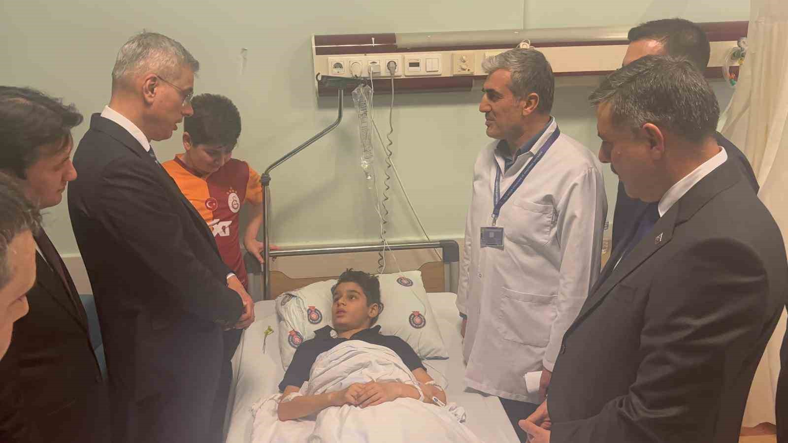 Bakanlar yaralı öğrencileri ziyaret etti
