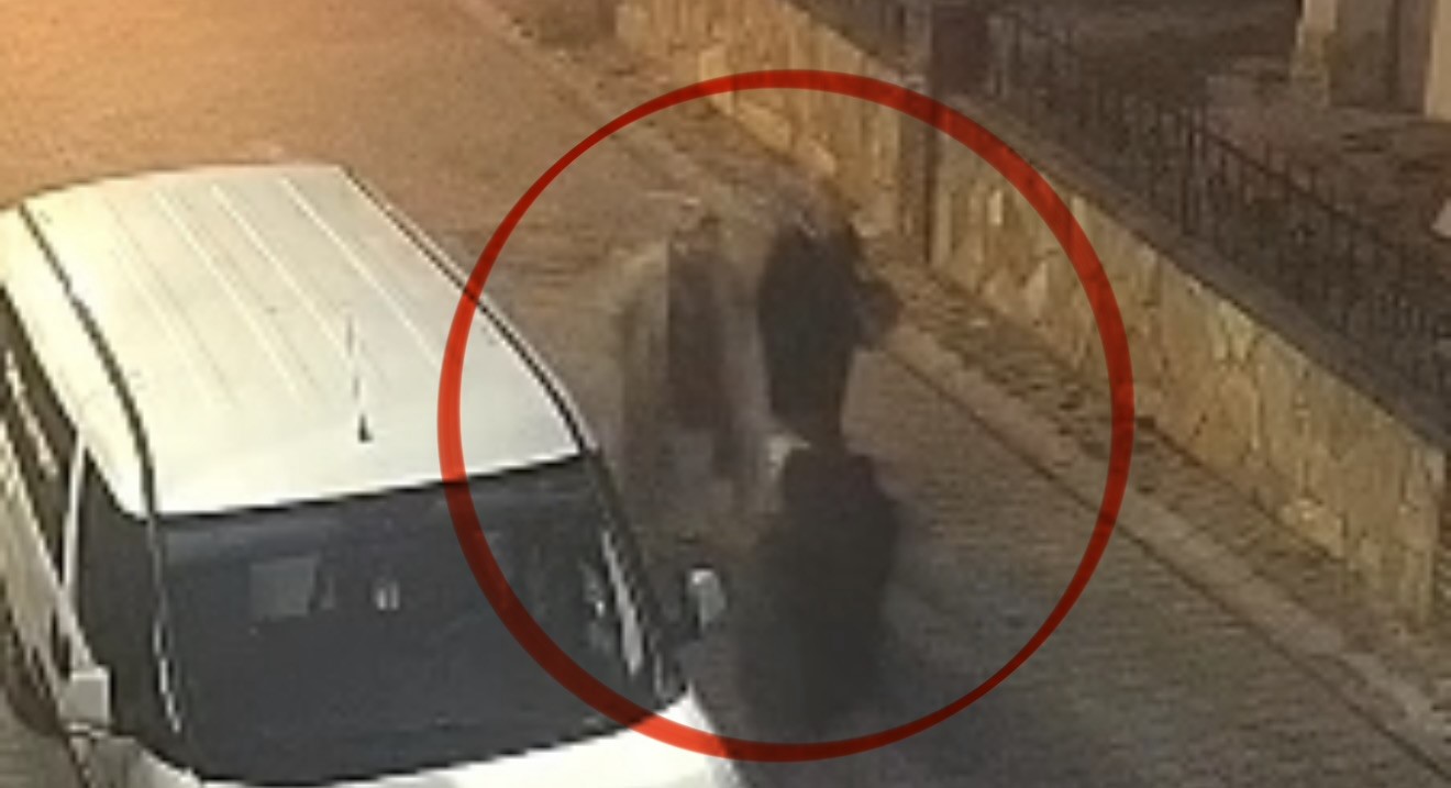 "Bakar mısın" tuzağı: Zinciri kapıp kaçtı, kameraya yakalandı
