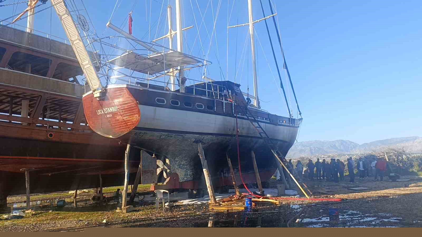 Bakım sırasında tur teknesi alev aldı dumandan etkilenen işçi hastanelik oldu
