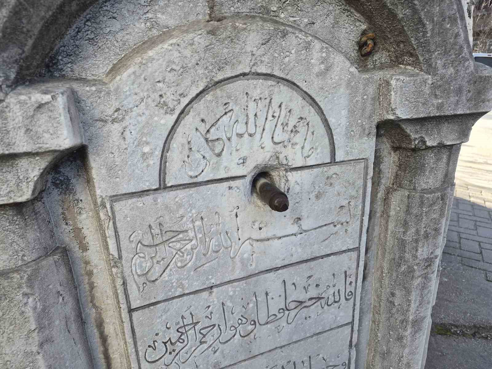 Bakımsız kalan asırlık çeşmenin restore edilmesi isteniyor
